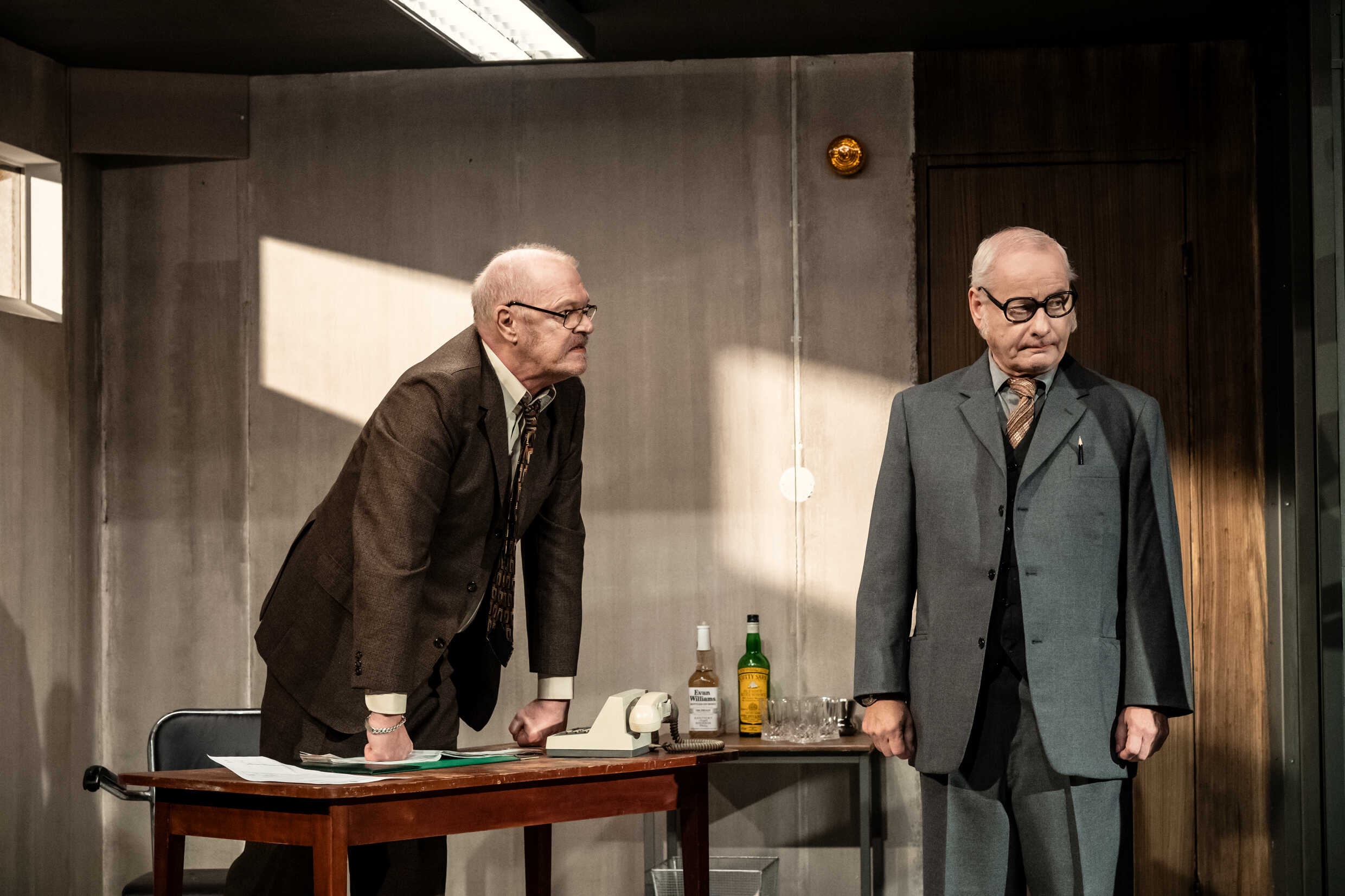 Peter Andersson och Per Sandberg i Drivhuset av Harold Pinter. Sverigepremiär 4 februari på Klarascenen, Kulturhuset Stadsteatern.