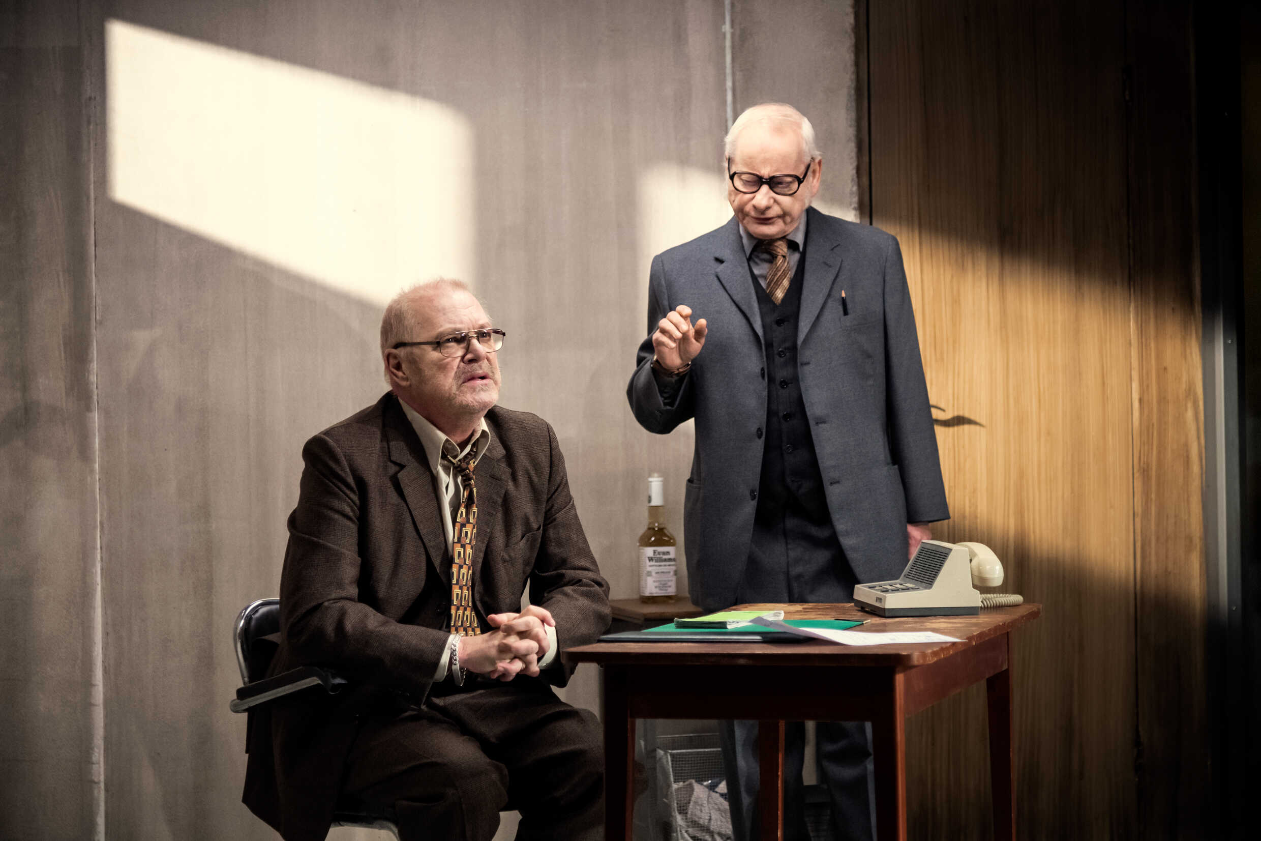 Peter Andersson och Per Sandberg i Drivhuset av Harold Pinter. Sverigepremiär 4 februari på Klarascenen, Kulturhuset Stadsteatern.