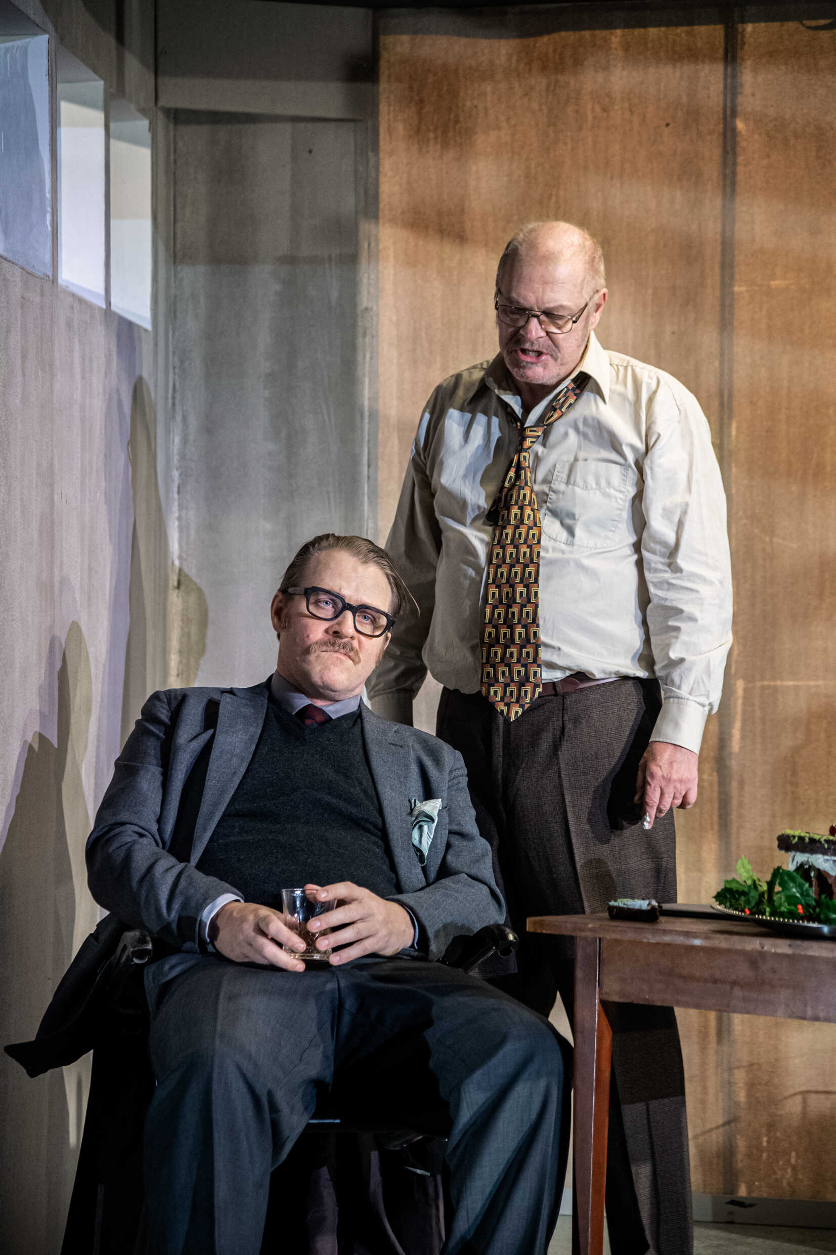 Henrik Norlén och Peter Andersson i Drivhuset av Harold Pinter. Sverigepremiär 4 februari på Klarascenen, Kulturhuset Stadsteatern.