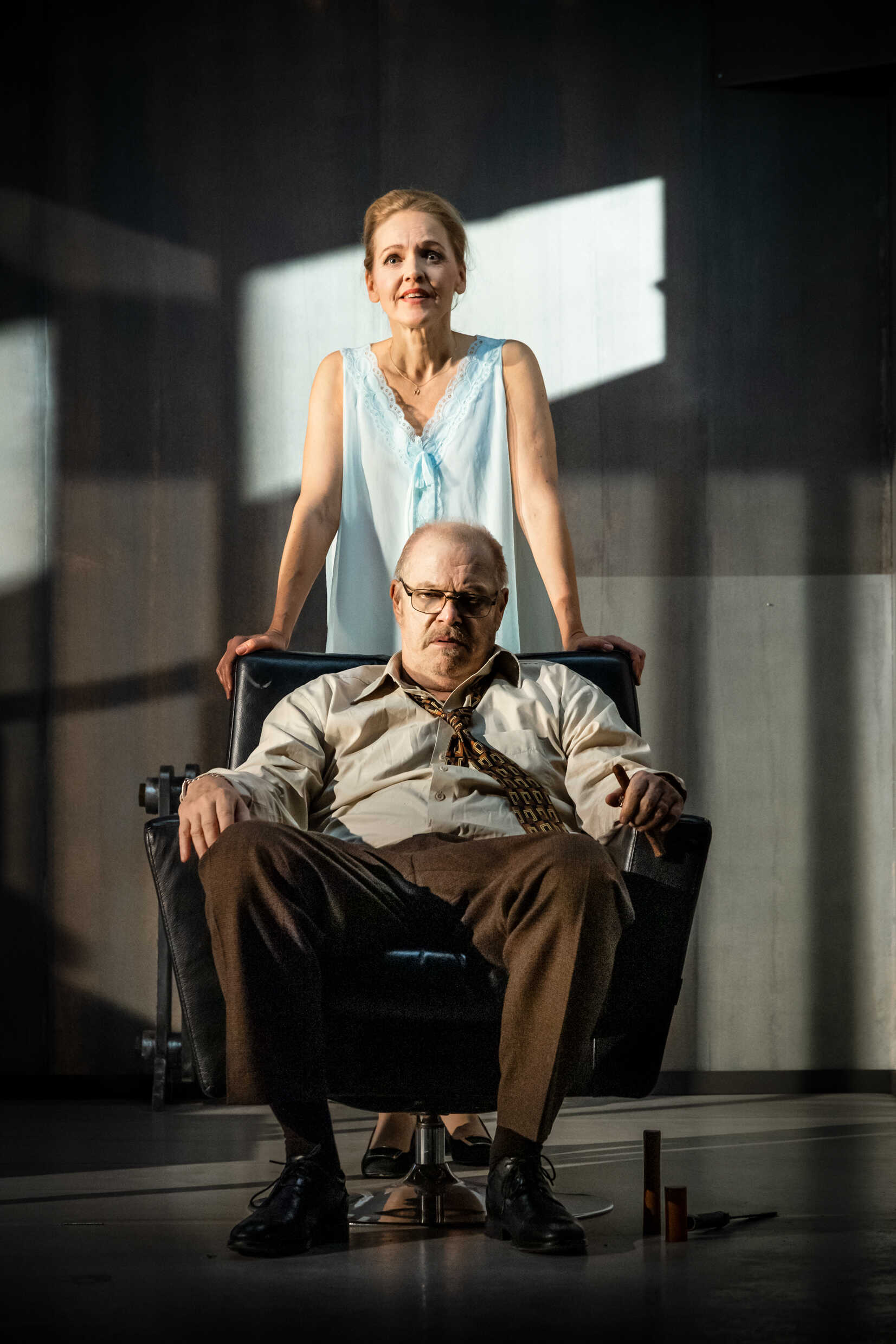 Ann-Sofie Rase och Peter Andersson i Drivhuset av Harold Pinter. Sverigepremiär 4 februari på Klarascenen, Kulturhuset Stadsteatern.