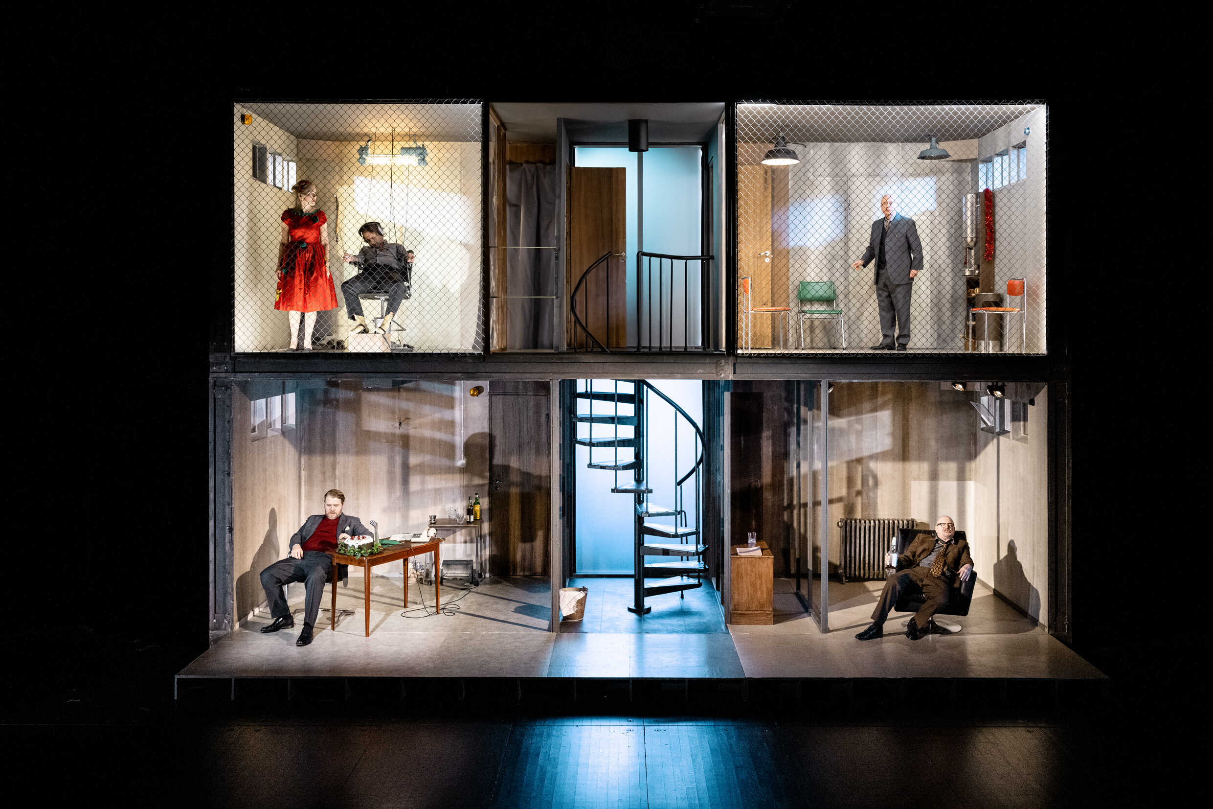 Ann-Sofie Rase, Shebly Niavarani, Per Sandberg, Henrik Norlén och Peter Andersson i Drivhuset av Harold Pinter. Sverigepremiär 4 februari, Klarascenen Kulturhuset Stadsteatern.