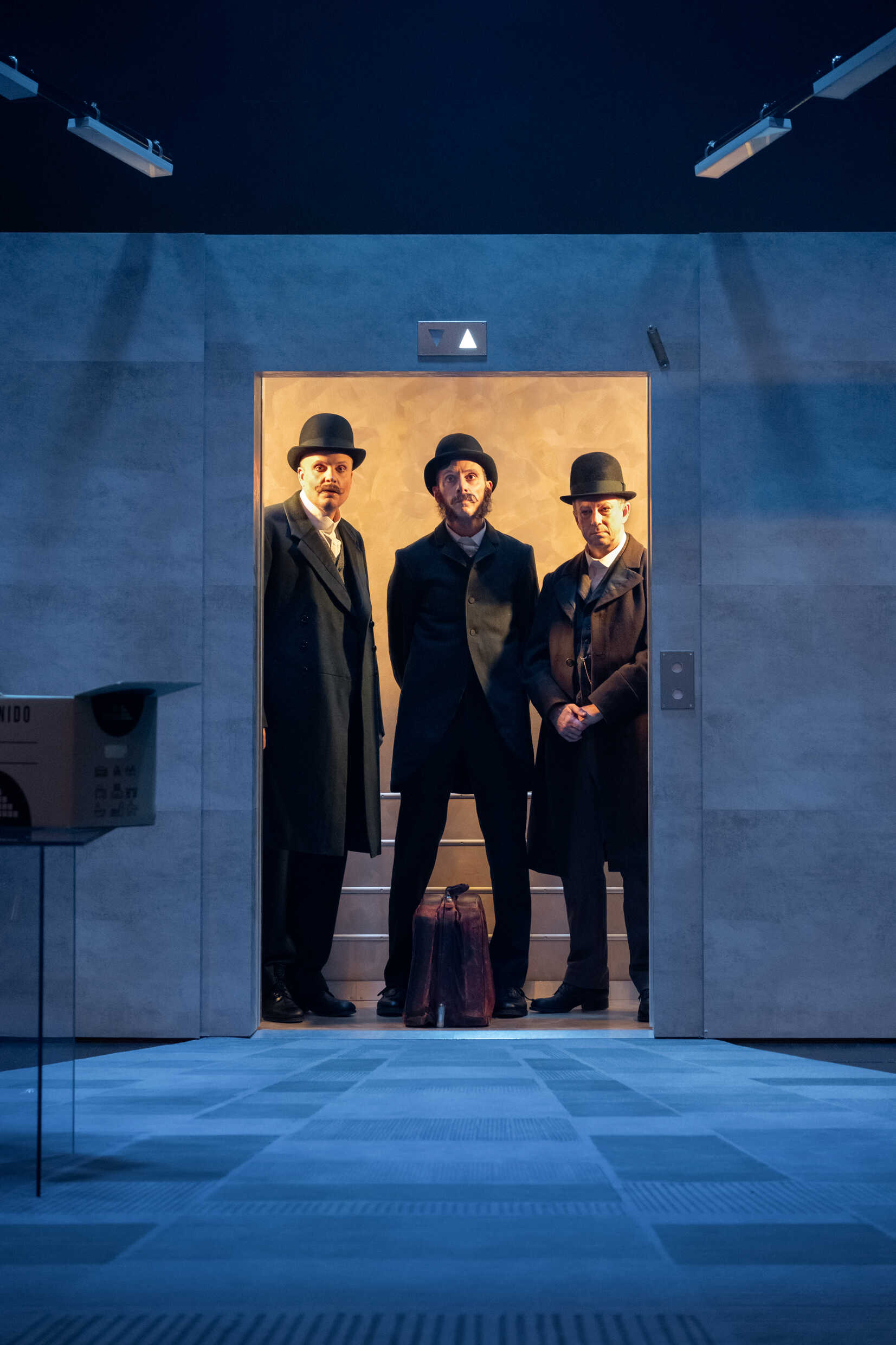 En pjäs om bröderna bakom Lehman Brothers, namnet på det finansinstitut som 2008 blev symbolen för den största finansiella krisen i USA:s historia sen 1930-talet. Med Emil Almén, Robin Keller och Anders Johannisson, regi Carolina Frände.