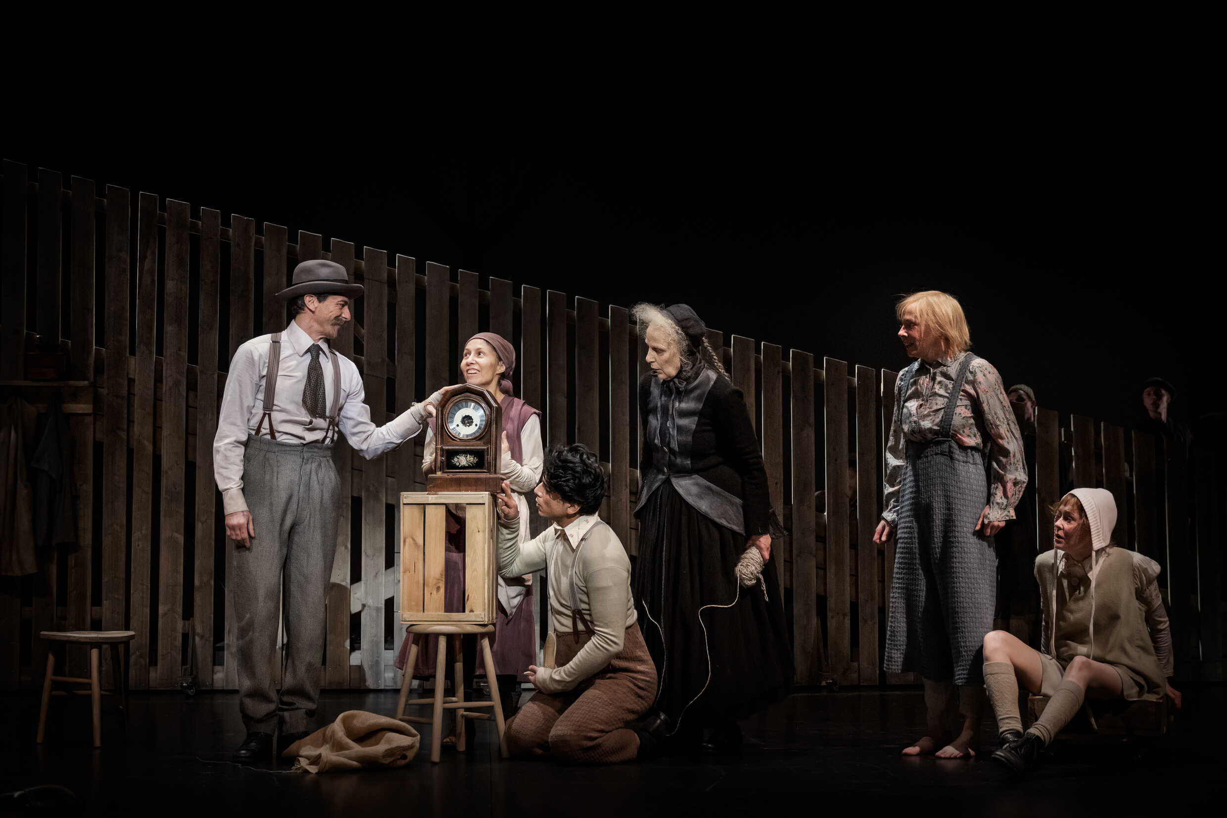 Karim Rahali, Sandra Medina, Carlos, Romero Cruz, Eva Stenson, Rebecca Seward och Matilda Ragnerstam i Kulla-Gulla. Urpremiär 4 mars på Stora scenen, Kulturhuset Stadsteatern.