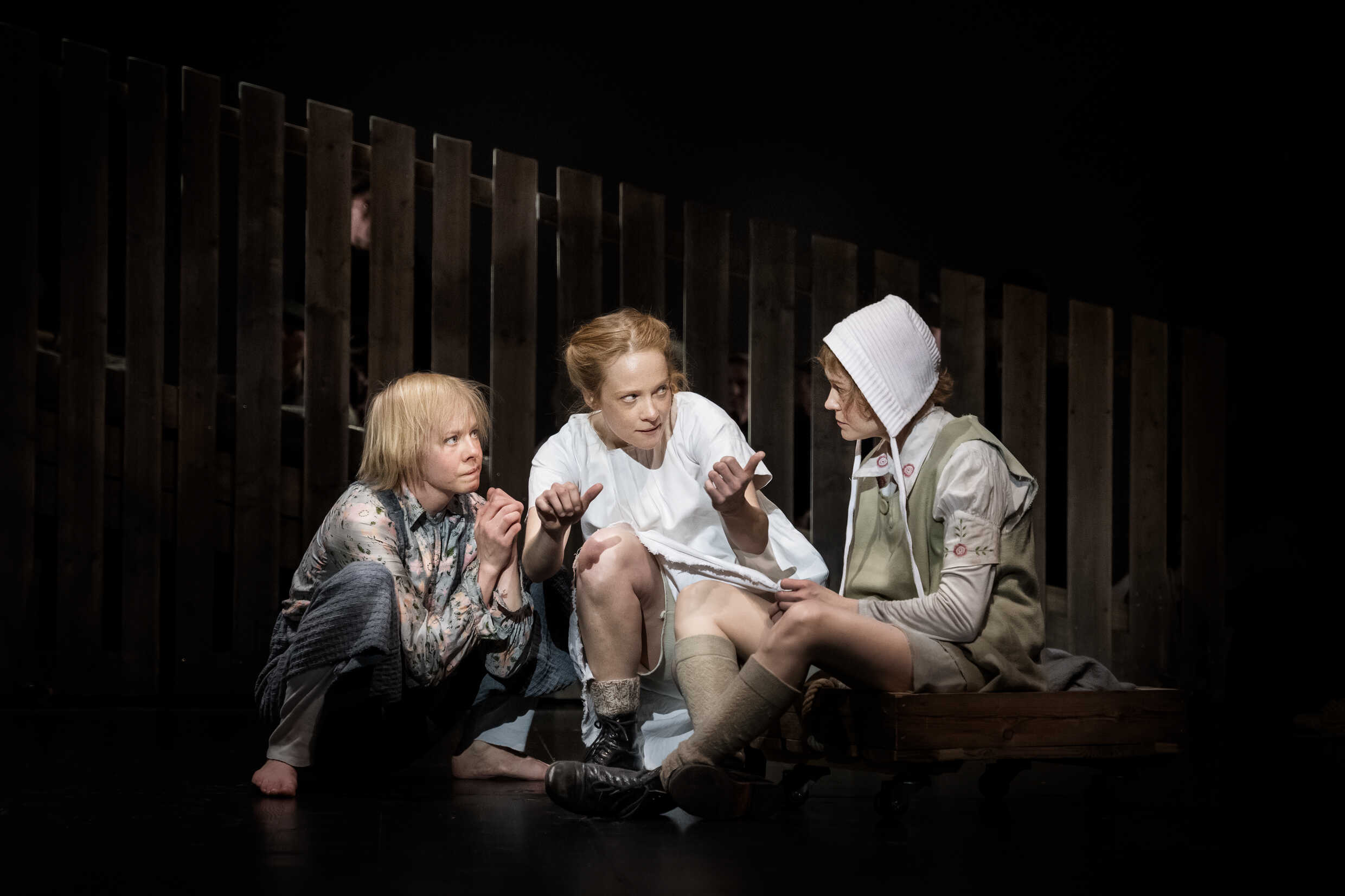 Rebecca Seward, Maja Rung och Matilda Ragnerstam i Kulla-Gulla. Urpremiär 4 mars på Stora scenen, Kulturhuset Stadsteatern.