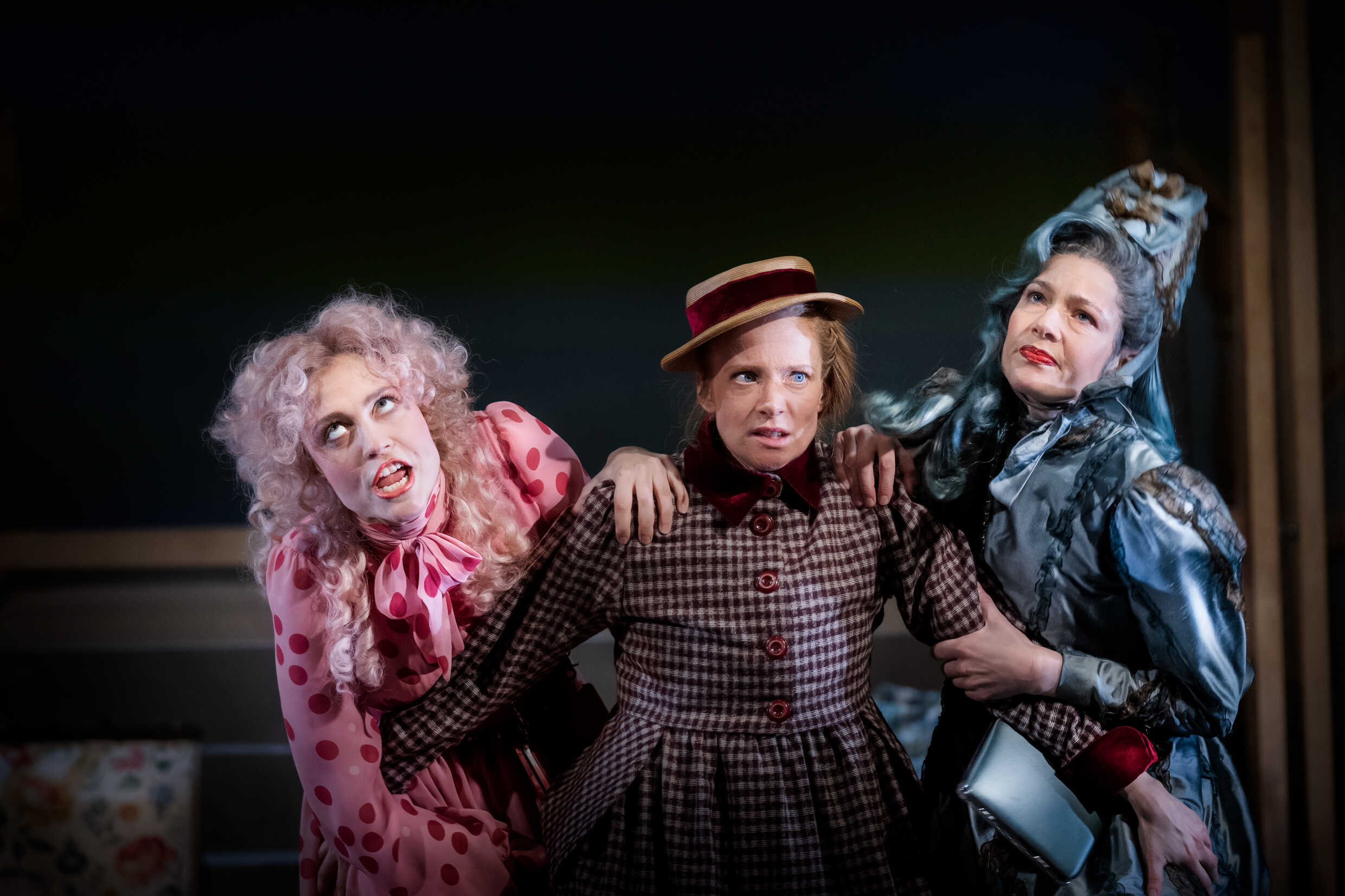 Manuela Gotskozik Bjelke, Maja Rung och Tove Edfeldt i Kulla-Gulla. Urpremiär 4 mars på Stora scenen, Kulturhuset Stadsteatern.