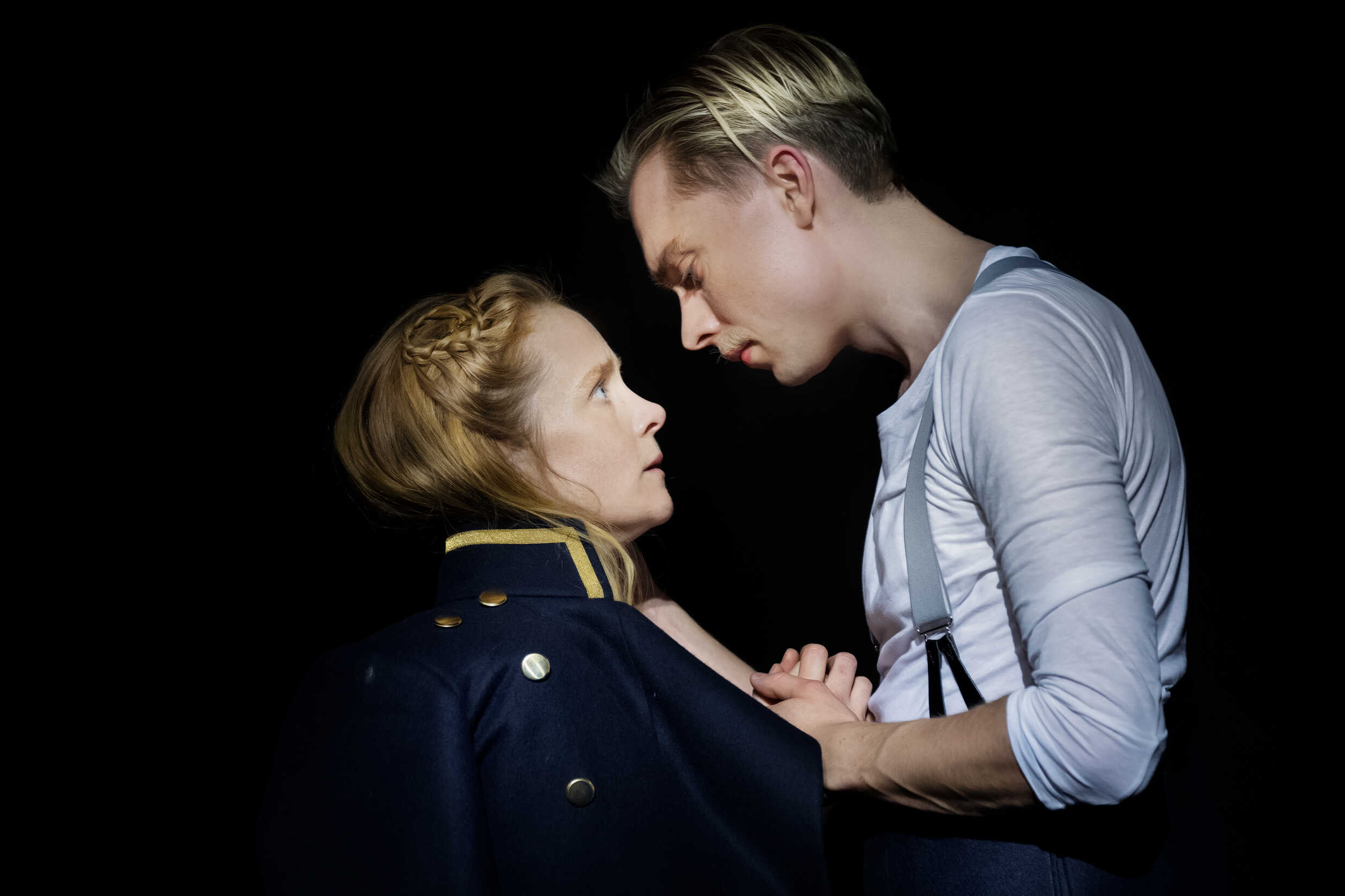 Maja Rung och Simon Edenroth i Kulla-Gulla. Urpremiär 4 mars på Stora scenen, Kulturhuset Stadsteatern.