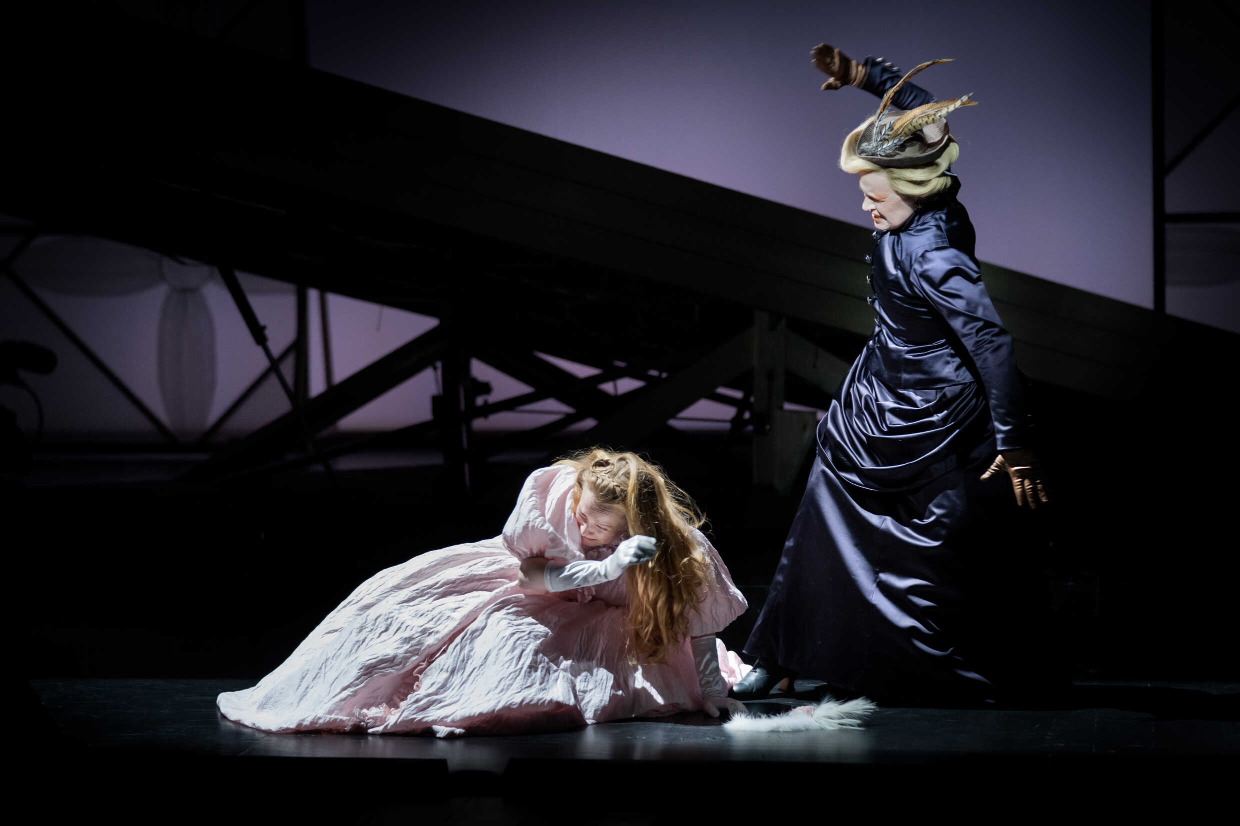 Maja Rung och Odile Nunes i Kulla-Gulla. Urpremiär 4 mars på Stora scenen, Kulturhuset Stadsteatern.