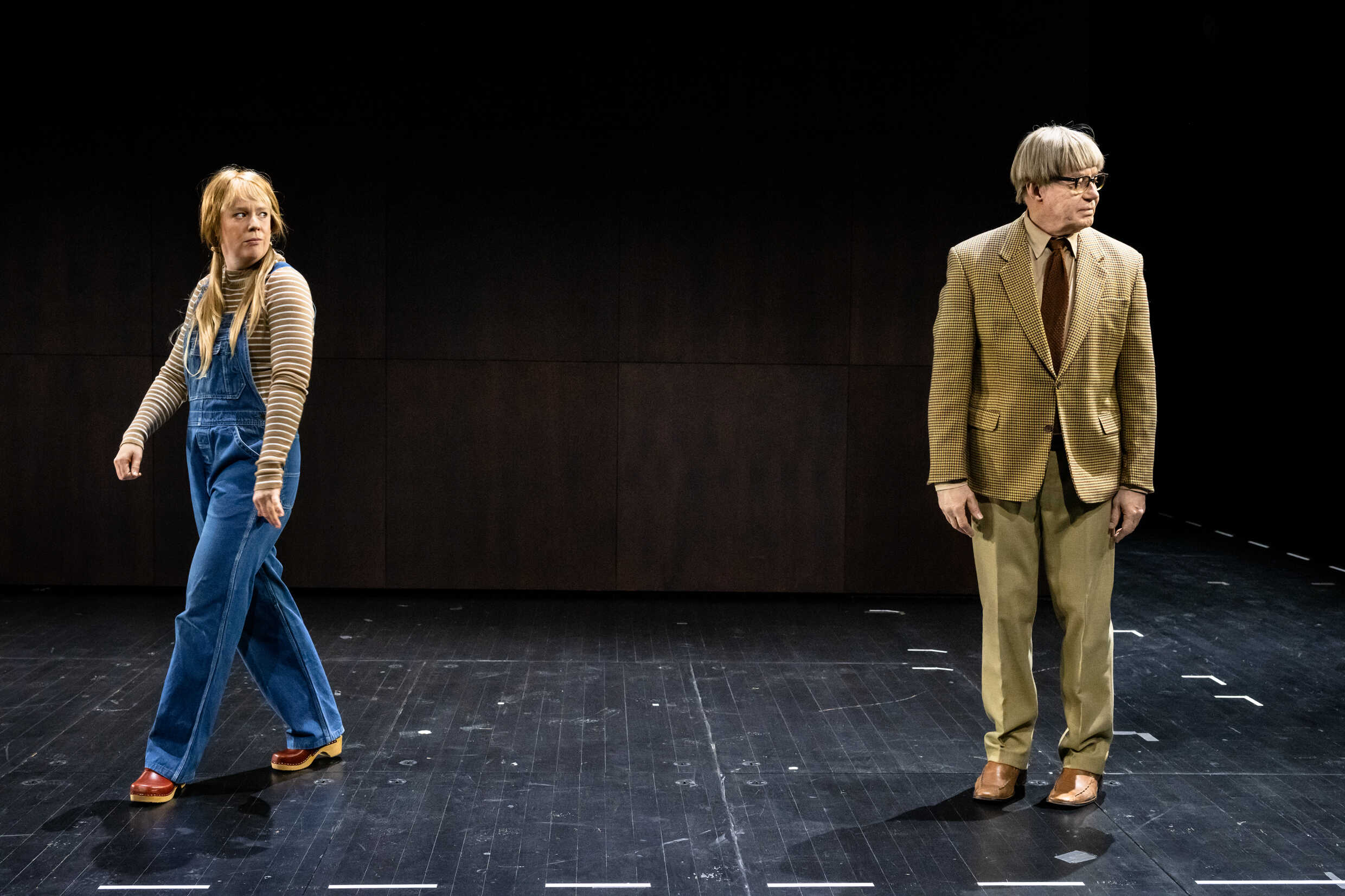 Sandra Huldt och Lennart Jähkel i Månen och de andra planeterna. Urpremiär 22 april på Klarascenen, Kulturhuset Stadsteatern.