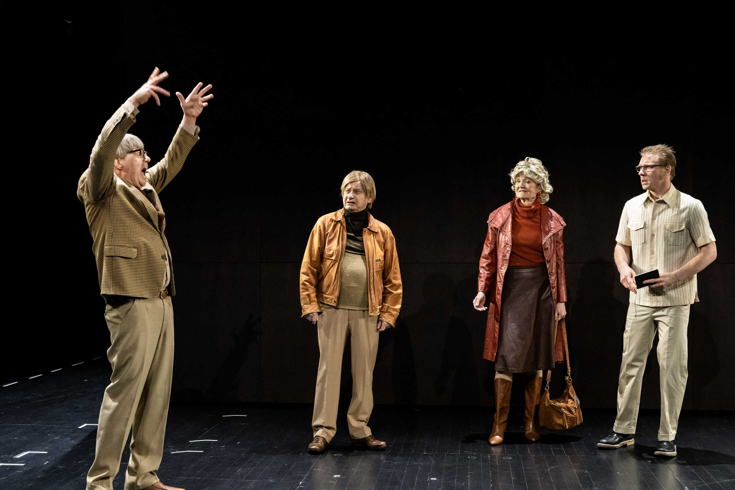 Lennart Jähkel, Per Sandberg, Ann Petrén och Linus Troedsson i Månen och de andra planeterna. Urpremiär 22 april på Klarascenen, Kulturhuset Stadsteatern.
