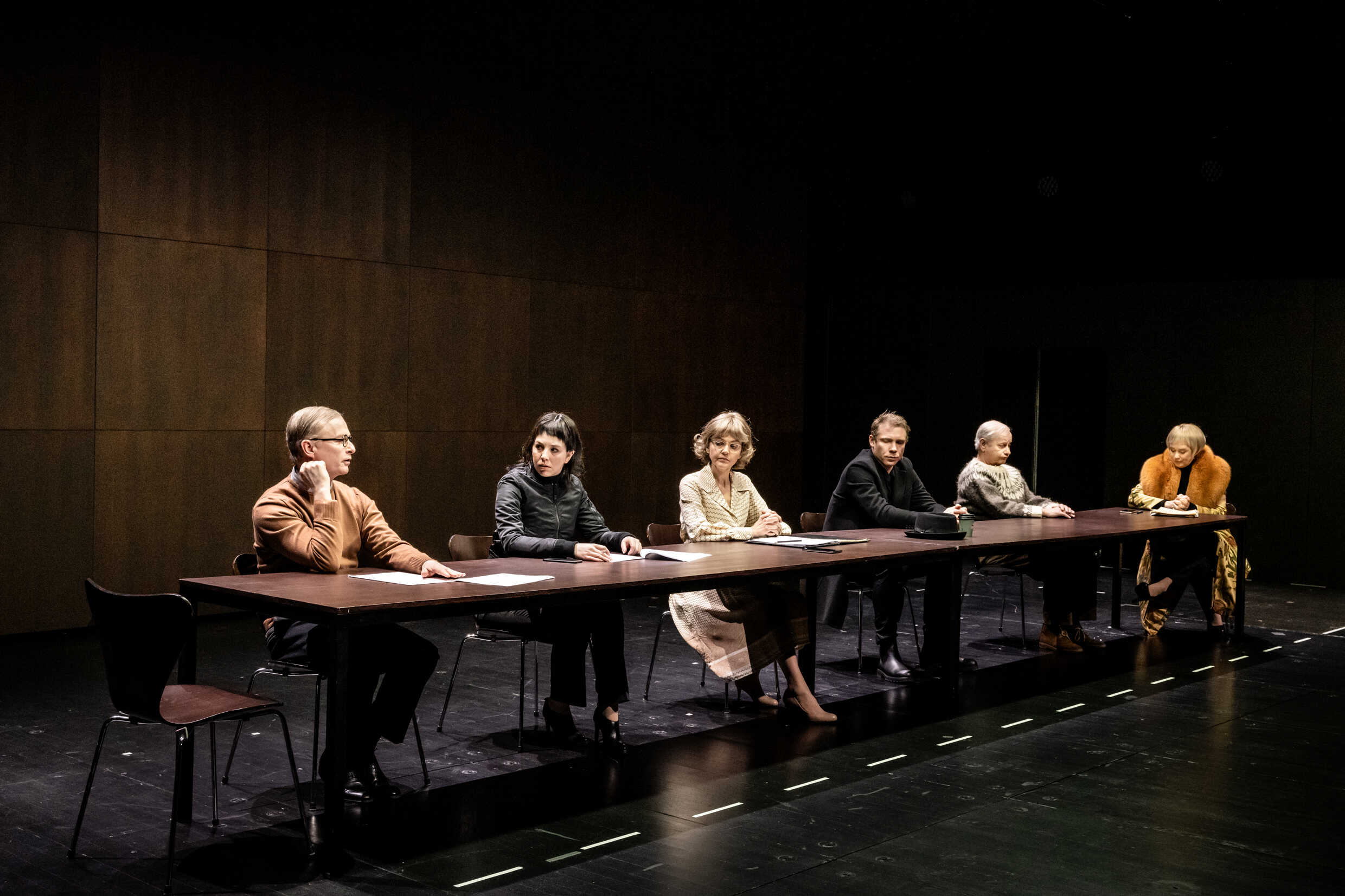 Sven Ahlström, Mia Blomberg, Ann-Sofie Rase, Linus Troedsson, Per Sandberg och Sandra Huldt i Månen och de andra planeterna. Urpremiär 22 april på Klarascenen, Kulturhuset Stadsteatern.