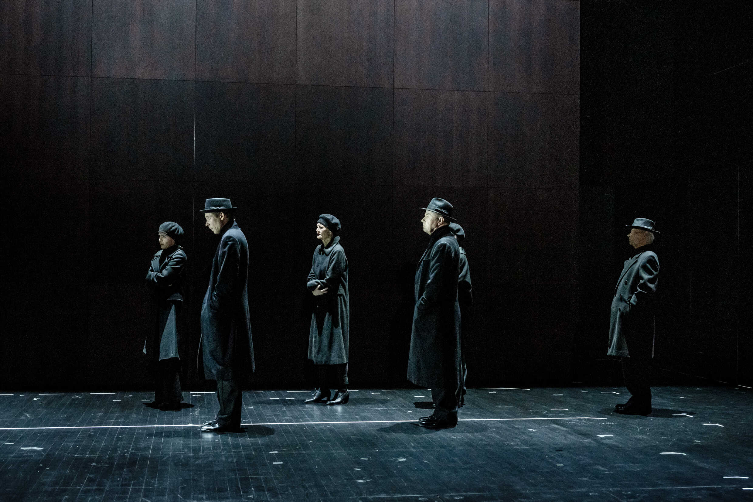 Delar av ensemblen i Månen och de andra planeterna. Urpremiär 22 april på Klarascenen, Kulturhuset Stadsteatern.