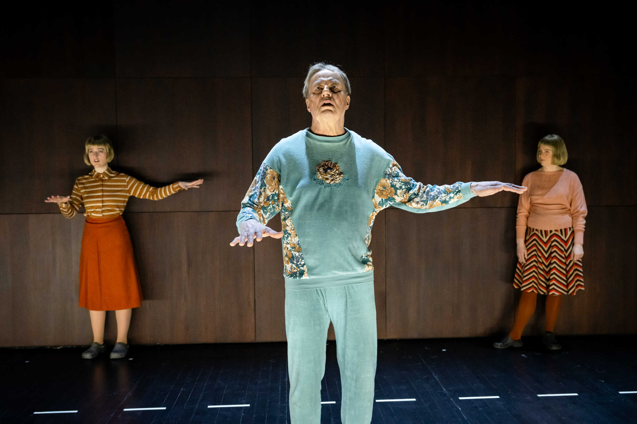Varja Berg, Lennart Jähkel och Sandra Huldt i Månen och de andra planeterna. Urpremiär 22 april på Klarascenen, Kulturhuset Stadsteatern.