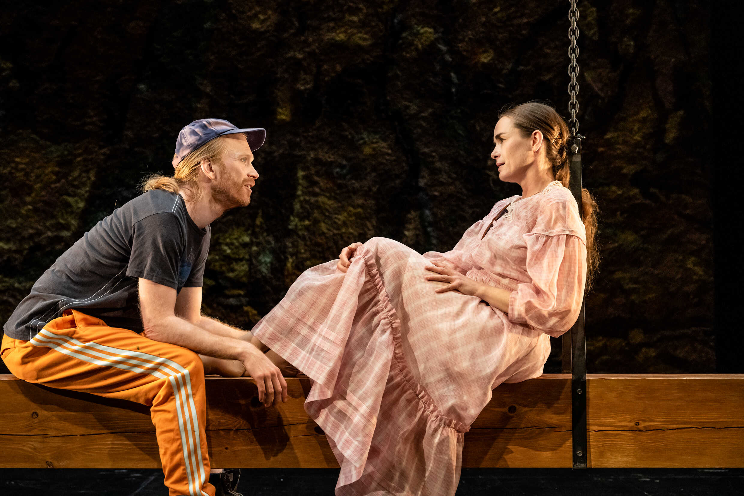 Jörgen Thorsson och Lina Englund i Morbror Janne - scener från livet på landet. Premiär 6 maj på Stora scenen, Kulturhuset Stadsteatern