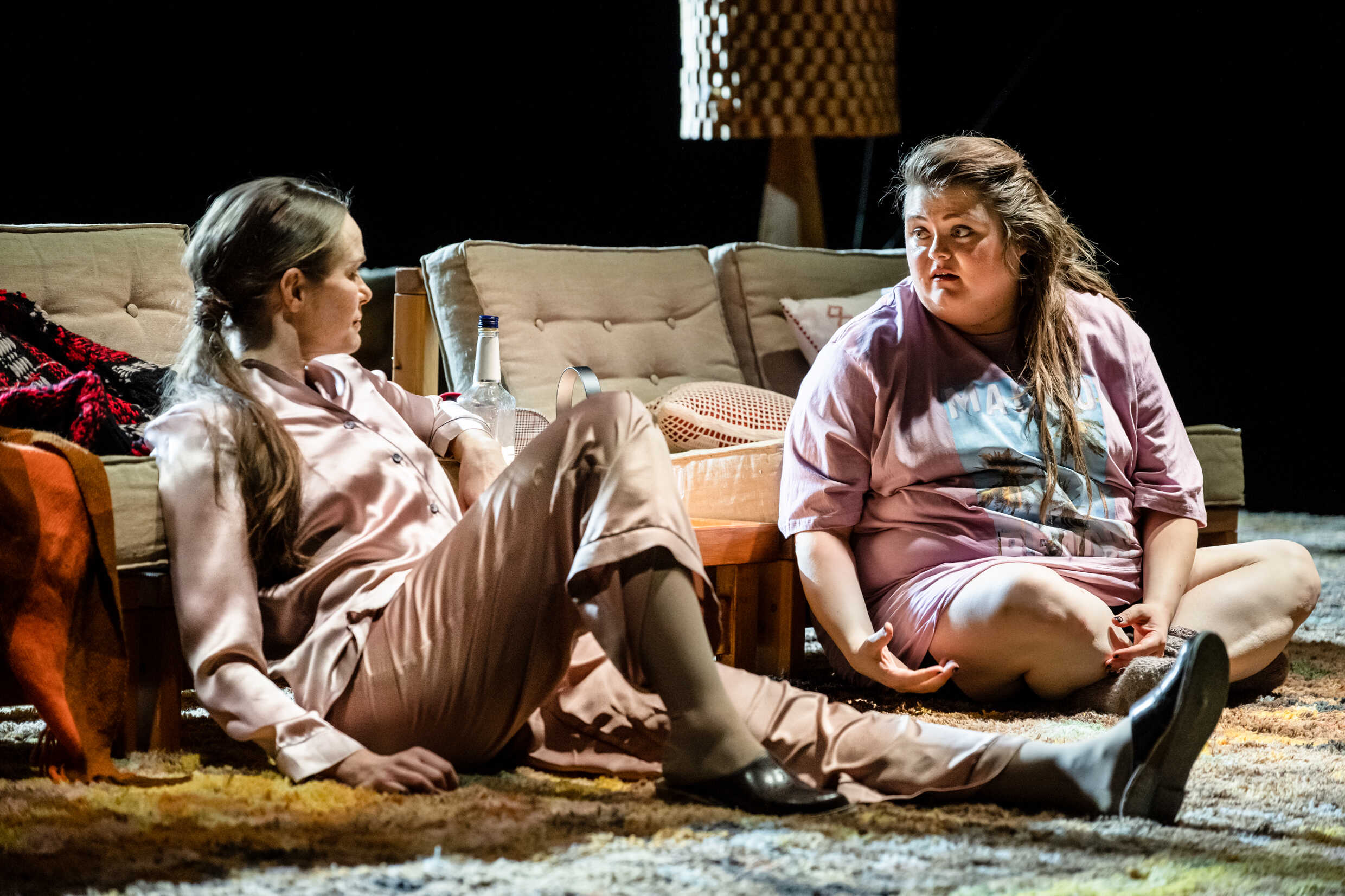 Lina Englund och Isabelle Kyed  i Morbror Janne - scener från livet på landet. Premiär 6 maj på Stora scenen, Kulturhuset Stadsteatern