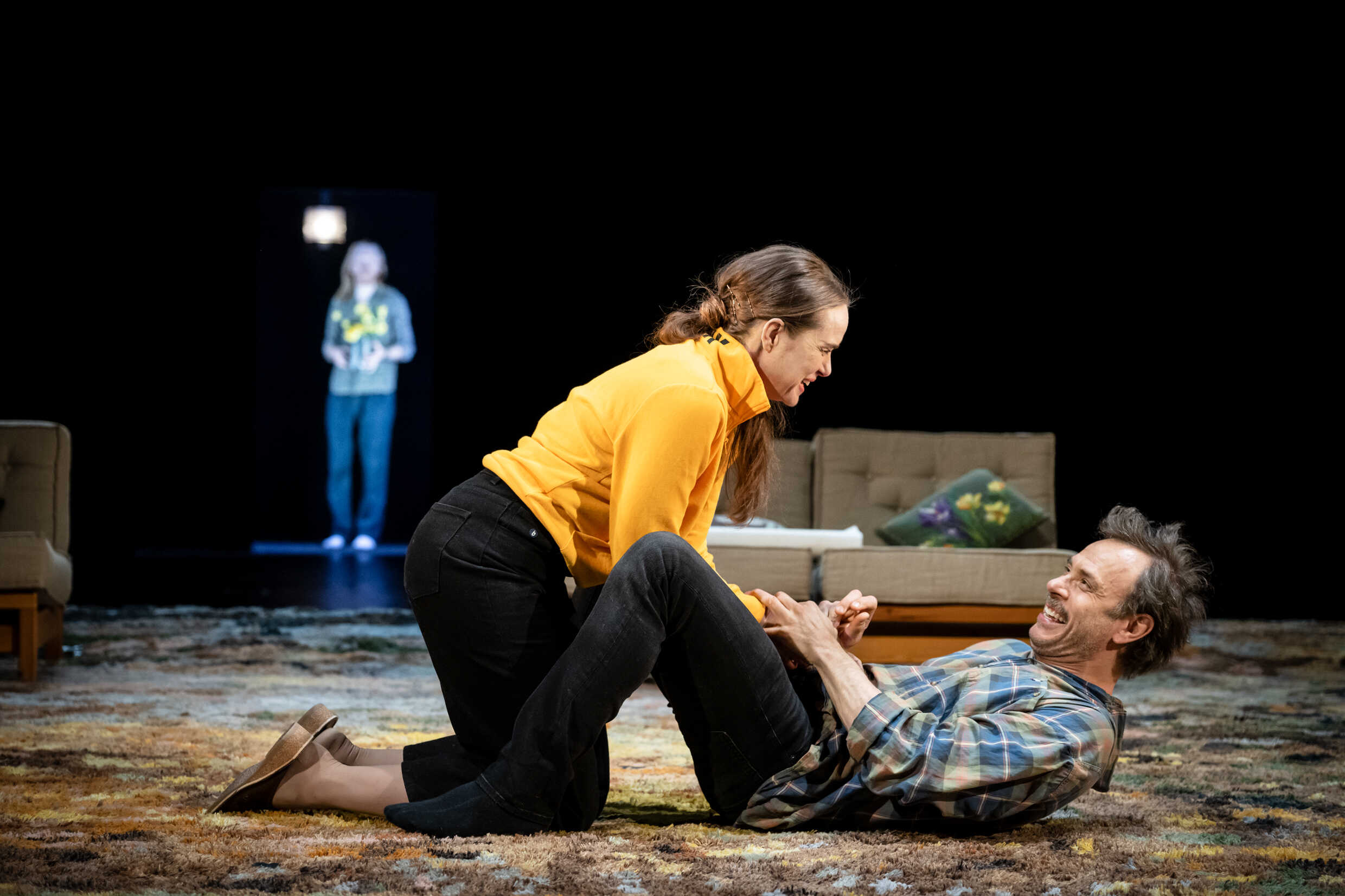 Lina Englund och Björn Bengtsson, i bakgrunden Jörgen Thorsson  i Morbror Janne - scener från livet på landet. Premiär 6 maj på Stora scenen, Kulturhuset Stadsteatern