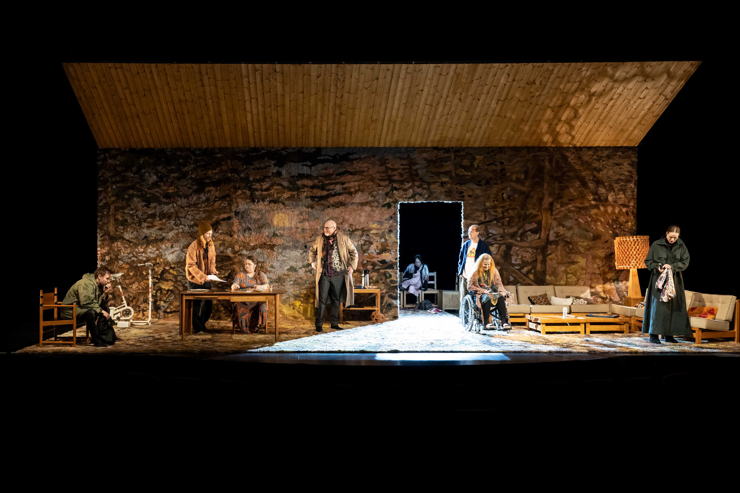 Ensemblen  i Morbror Janne - scener från livet på landet. Premiär 6 maj på Stora scenen, Kulturhuset Stadsteatern. Motiv på mattan i scenografin: Høst © Bendik Riis / Bildupphovsrätt 2021