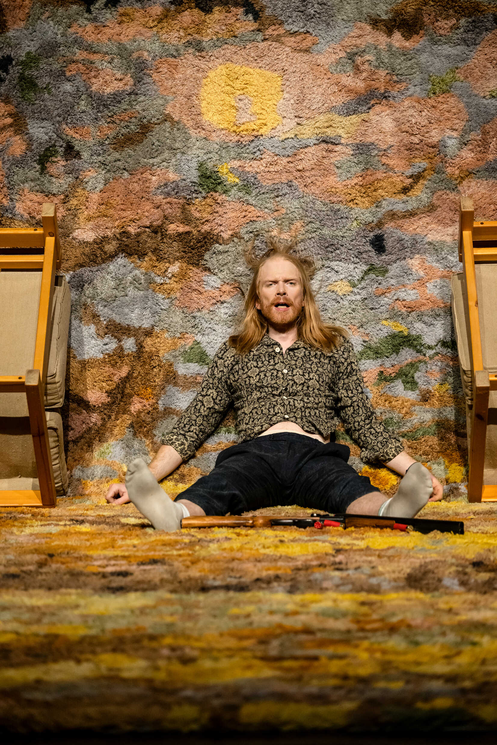 Jörgen Thorsson i Morbror Janne - scener från livet på landet. Premiär 6 maj på Stora scenen, Kulturhuset Stadsteatern. Motiv på mattan i scenografin: Høst © Bendik Riis / Bildupphovsrätt 2021