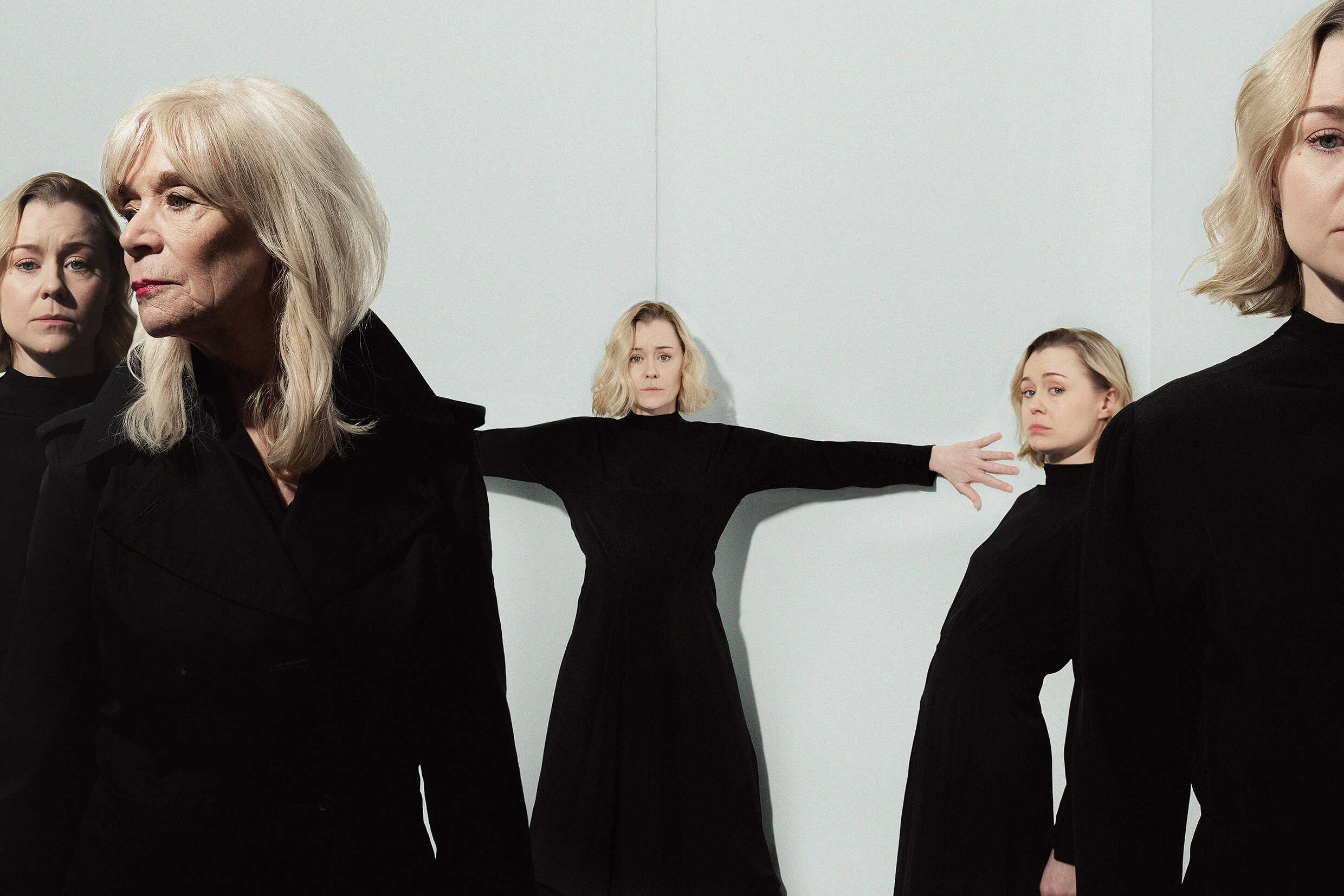 Matilda Ragnerstam och Mia Benson i Bara Astrid. Urpremiär 11 november på Klarascenen, Kulturhuset Stadsteatern.