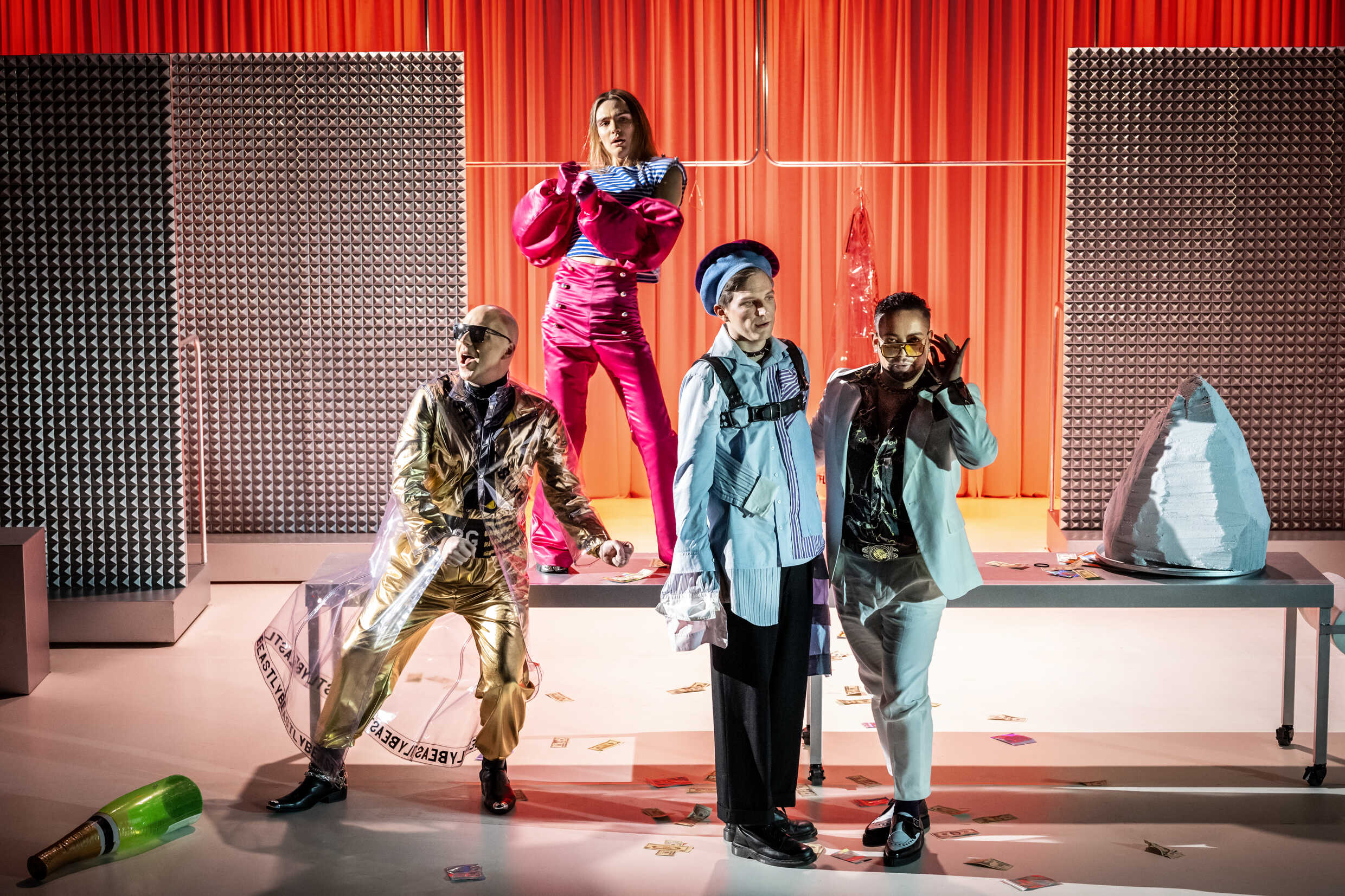 Robert Fux, Oliver Andersson, Fabian Hedlund och Joel Mauricio Almroth Ortiz i Lycko-Ken. Premiär 12 maj på Lilla Scenen, Kulturhuset Stadsteatern.