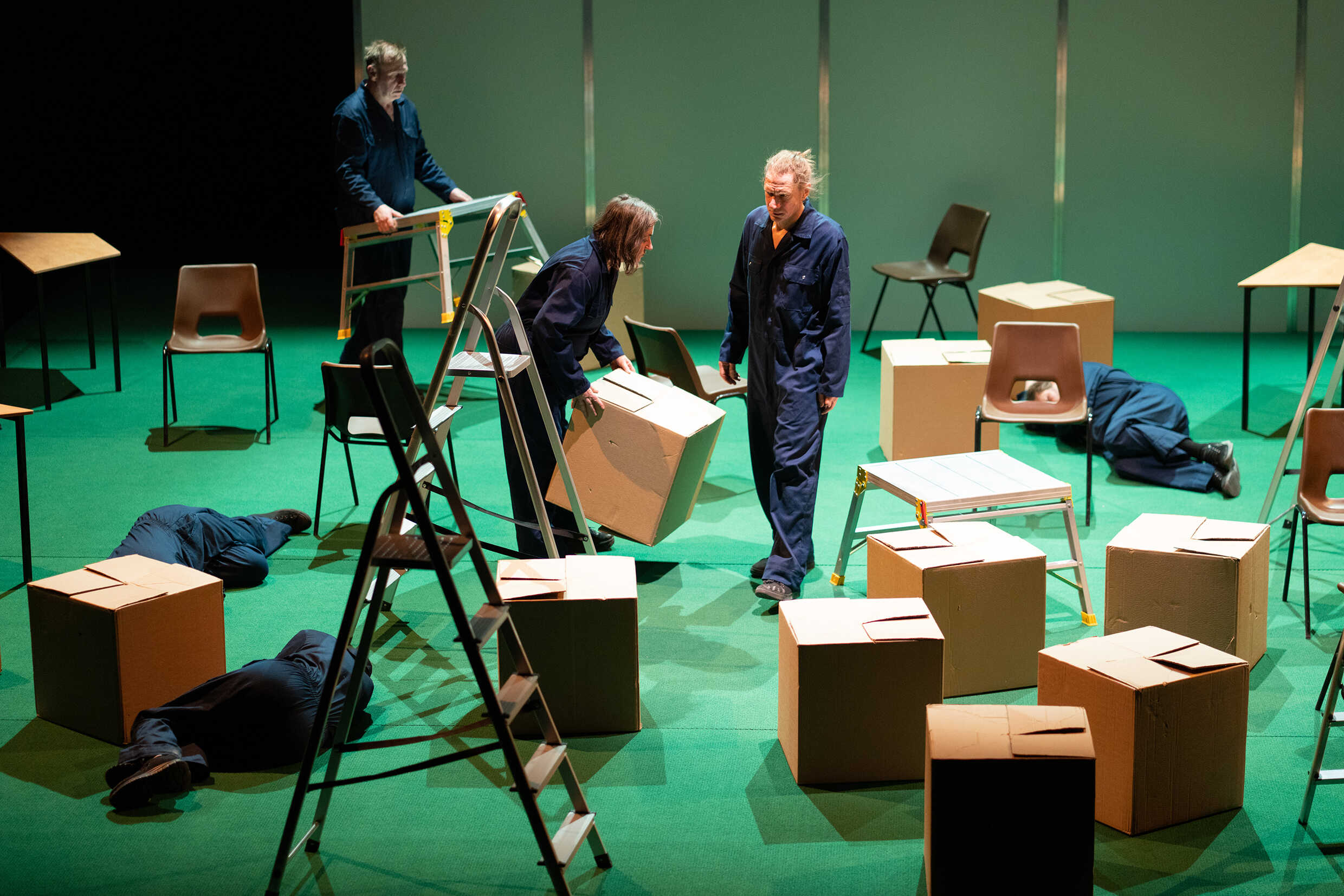 Forced Entertainments Under Bright Light presenteras av Stockholm Fringe Festival (STOFF). Skandinavienpremiär 14 september i Hörsalen, Fri Scen