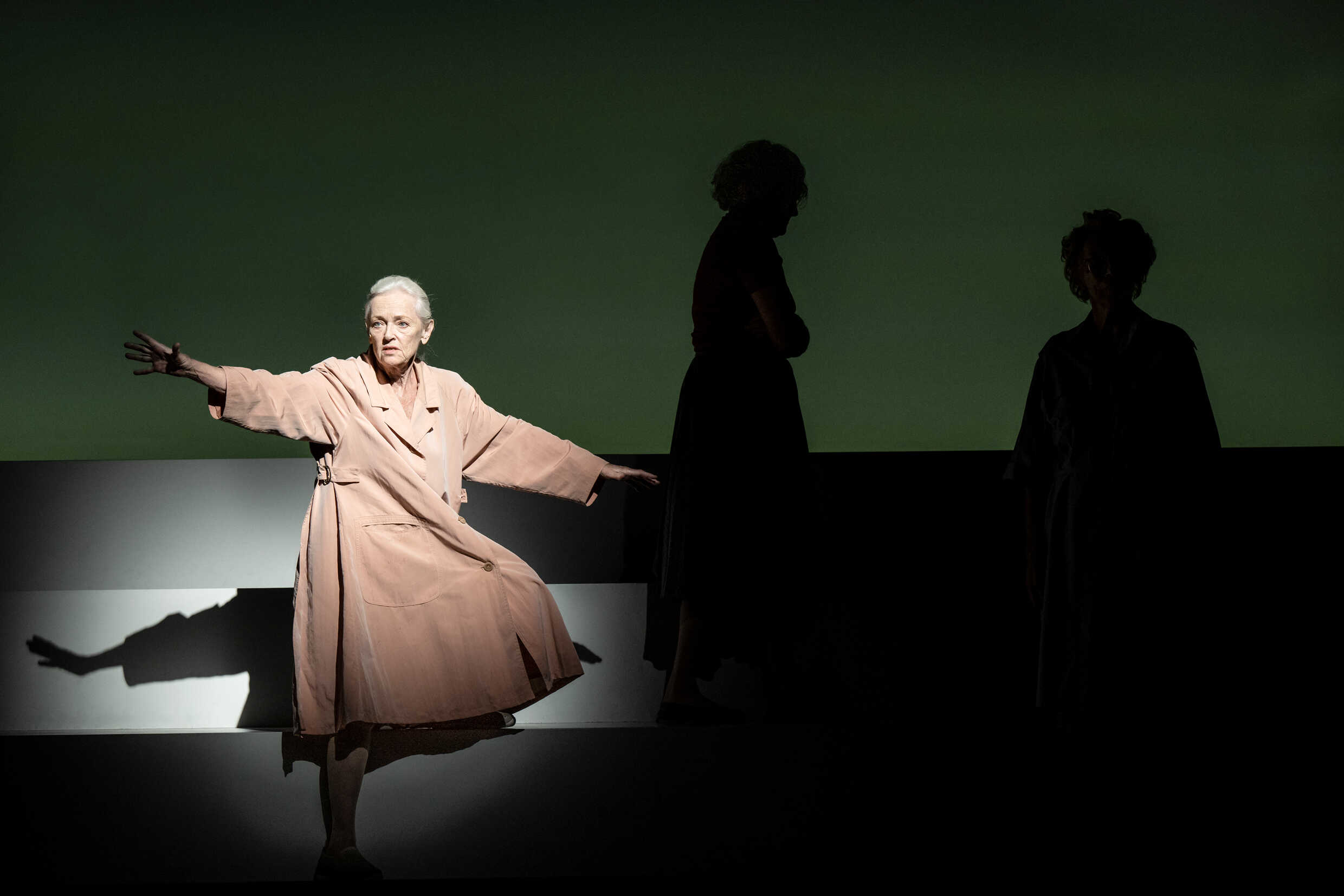 Chatarina Larsson i Undkom ensam. Sverigepremiär 2 september på Stora scenen, Kulturhuset Stadsteatern.