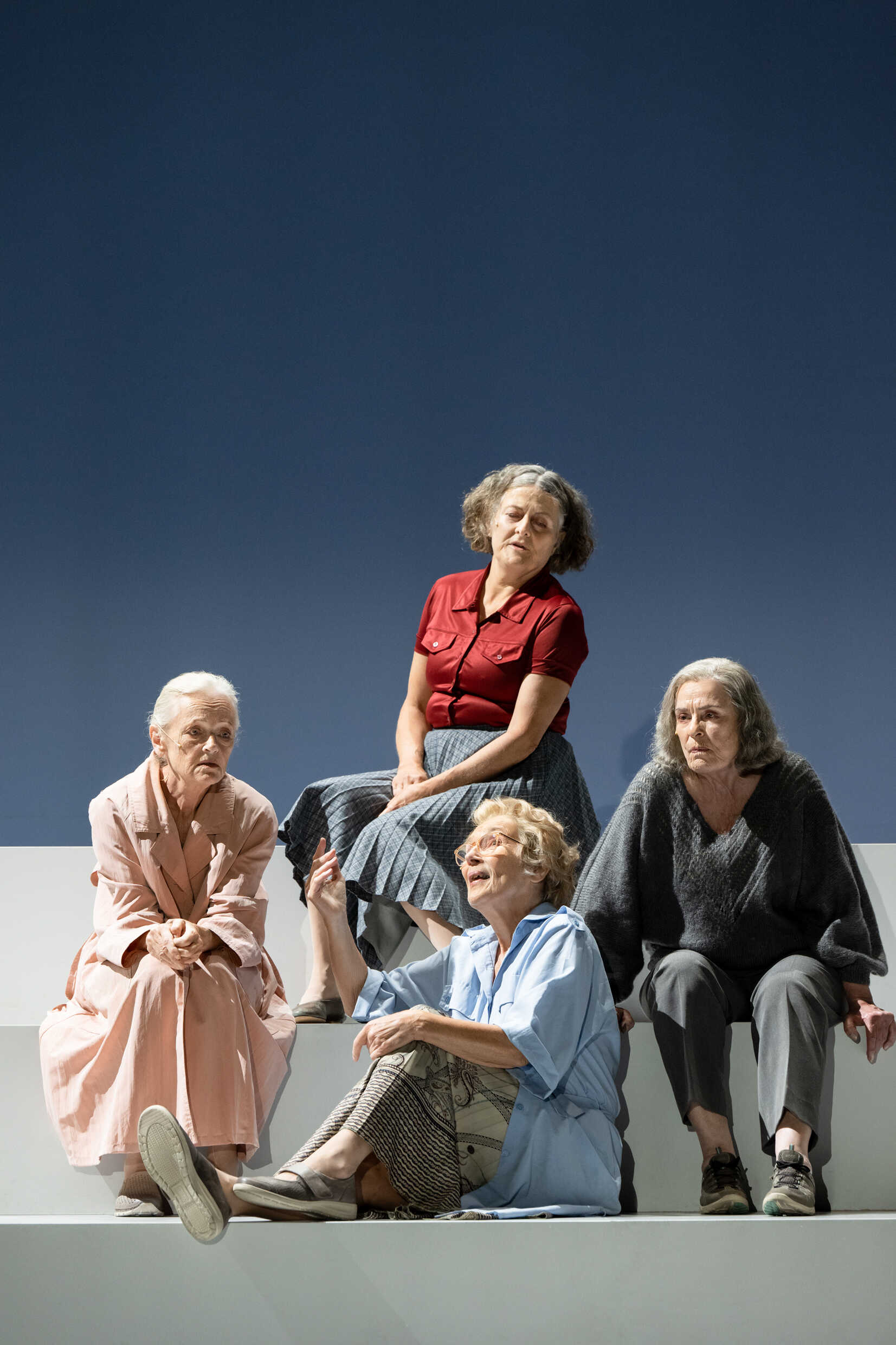 Chatarina Larsson, Monica Stenbeck, Eva Millberg, Eva Ahlberg i Undkom ensam. Sverigepremiär 2 september på Stora scenen, Kulturhuset Stadsteatern.