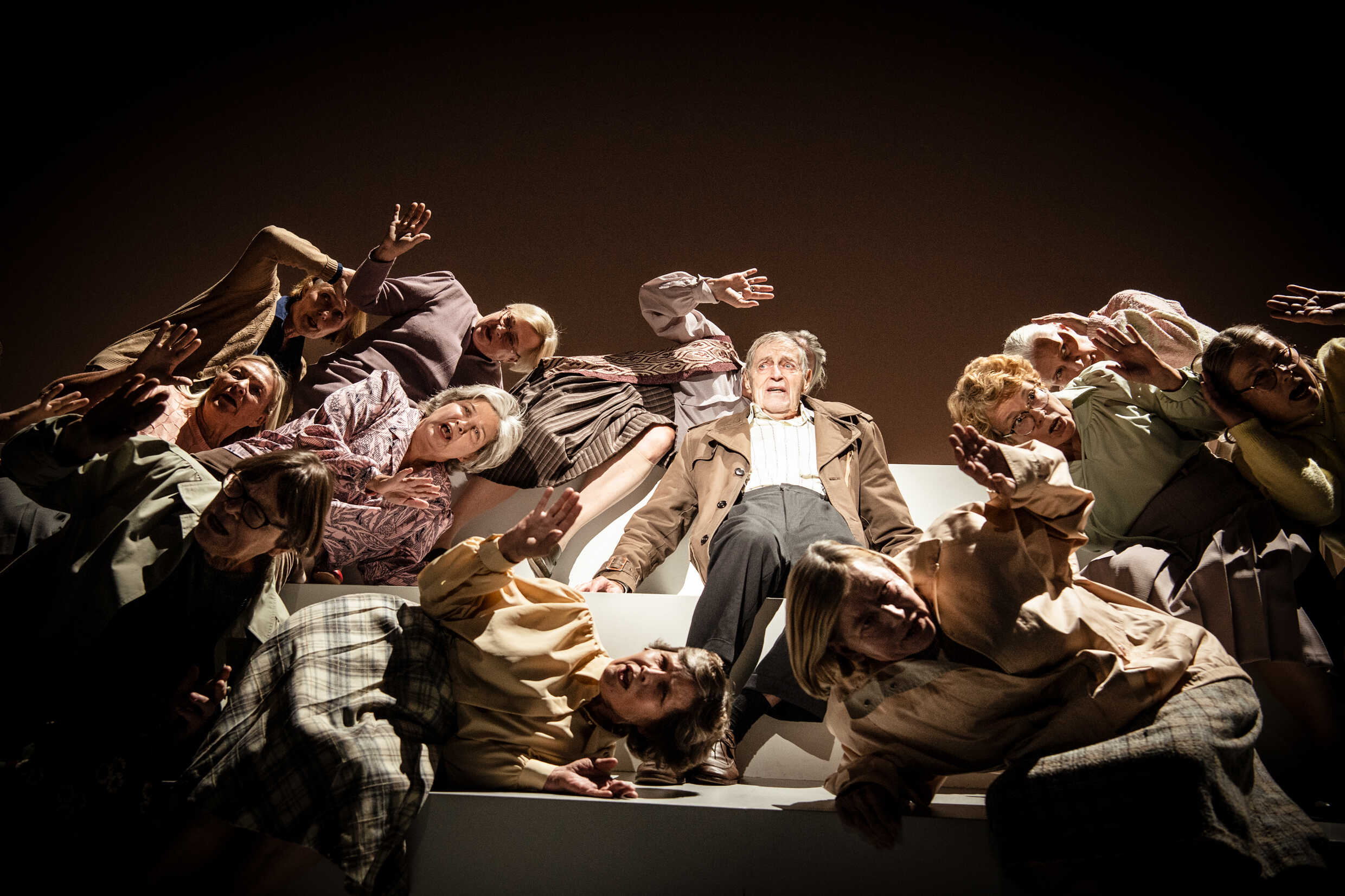 Ensemblen i Tänk om om bara. Sverigepremiär 2 september på Stora scenen, Kulturhuset Stadsteatern.