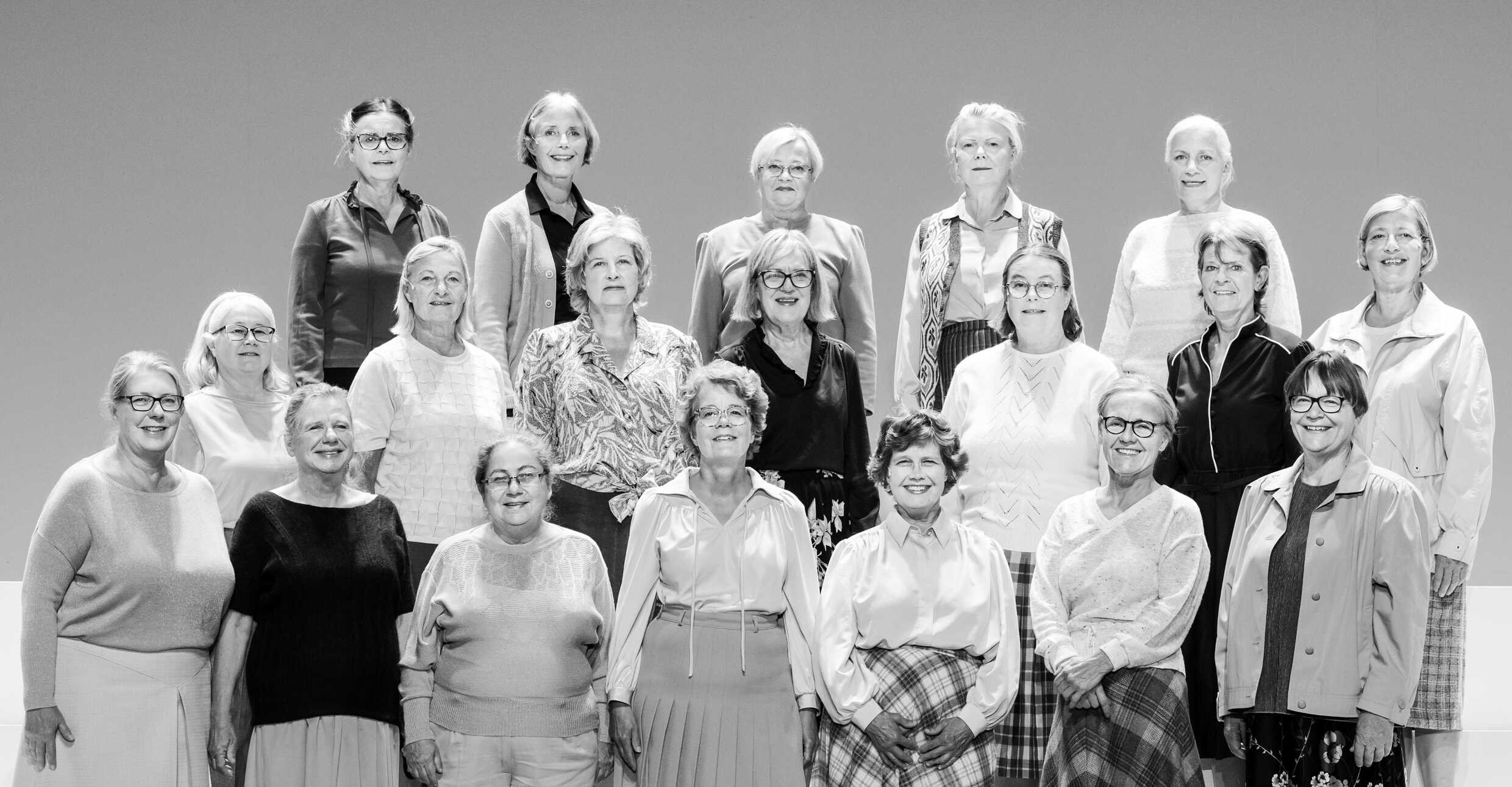 Romkören i Undkom ensam/Tänk om om bara. Sverigepremiär 2 september på Stora scenen, Kulturhuset Stadsteatern.