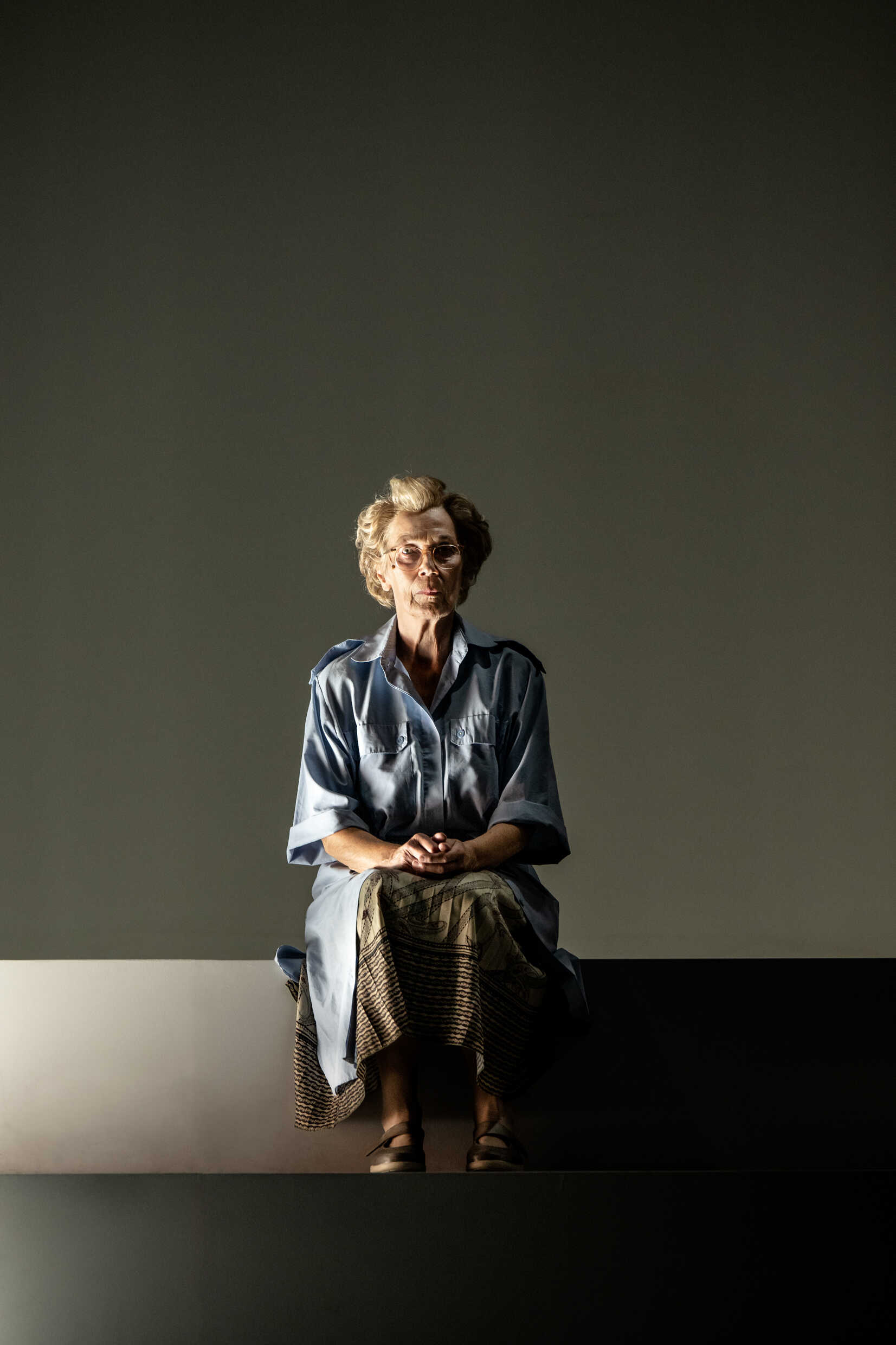 Eva Millberg i Undkom ensam. Sverigepremiär 2 september på Stora scenen, Kulturhuset Stadsteatern.
