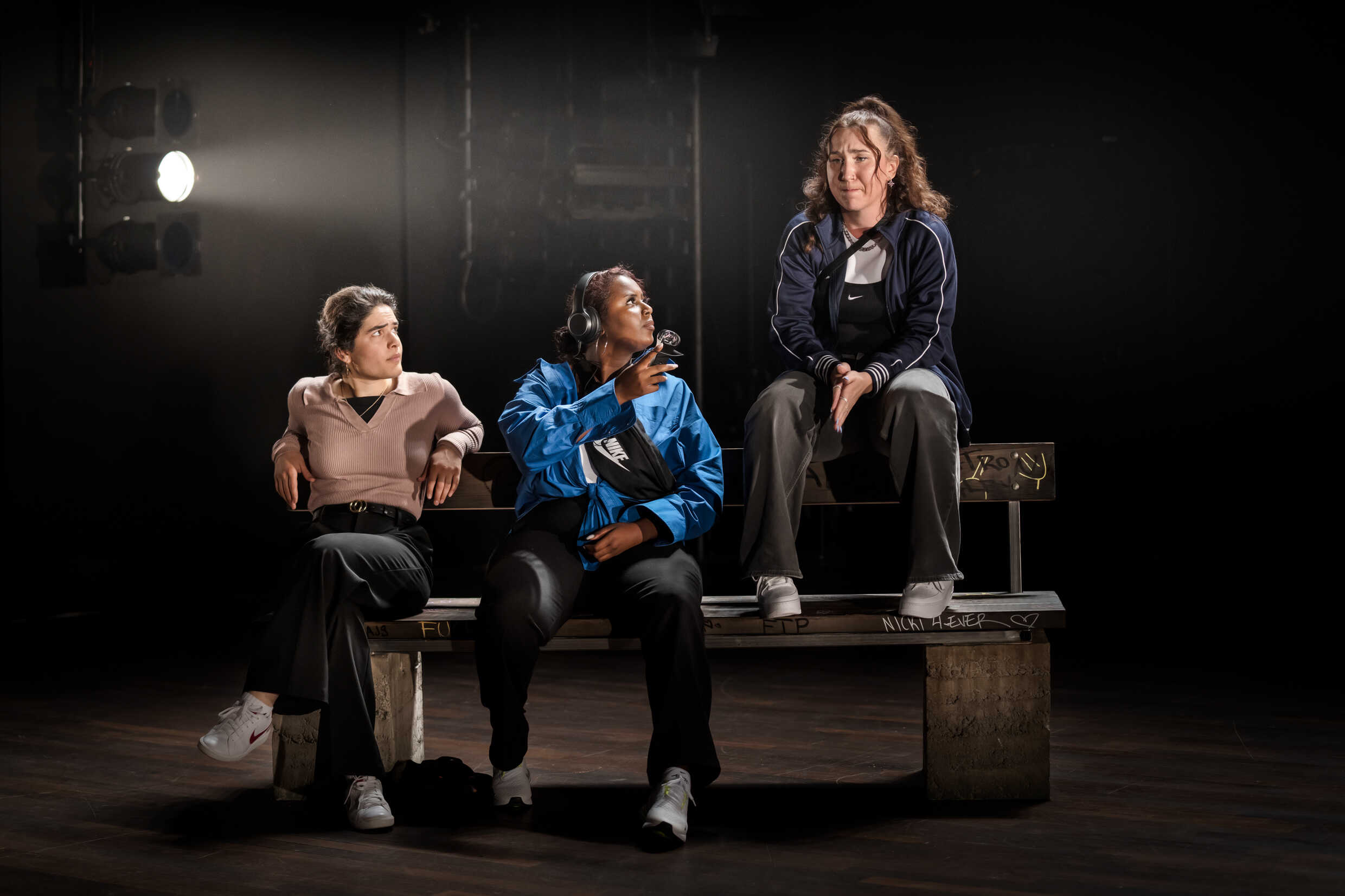 Beri Gerwise, Segen Tesfai och Stina Andersson i Vem som hon. Urpremiär 8 september på Kulturhuset Stadsteatern Skärholmen.