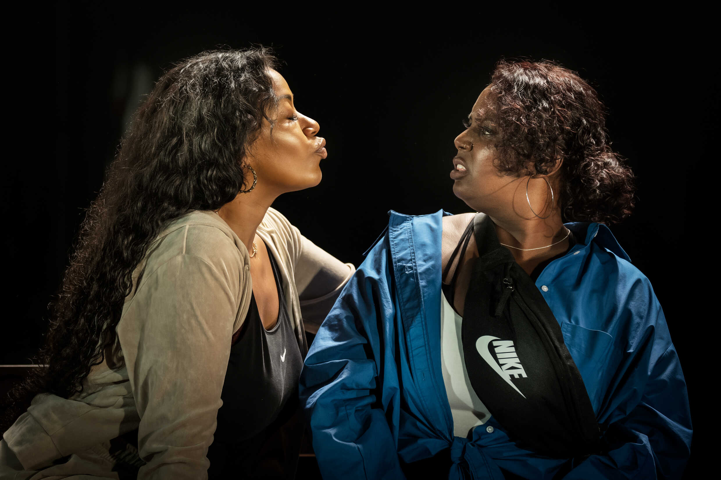 Vendela Idun och Segen Tesfai i Vem som hon. Urpremiär 8 september på Kulturhuset Stadsteatern Skärholmen.