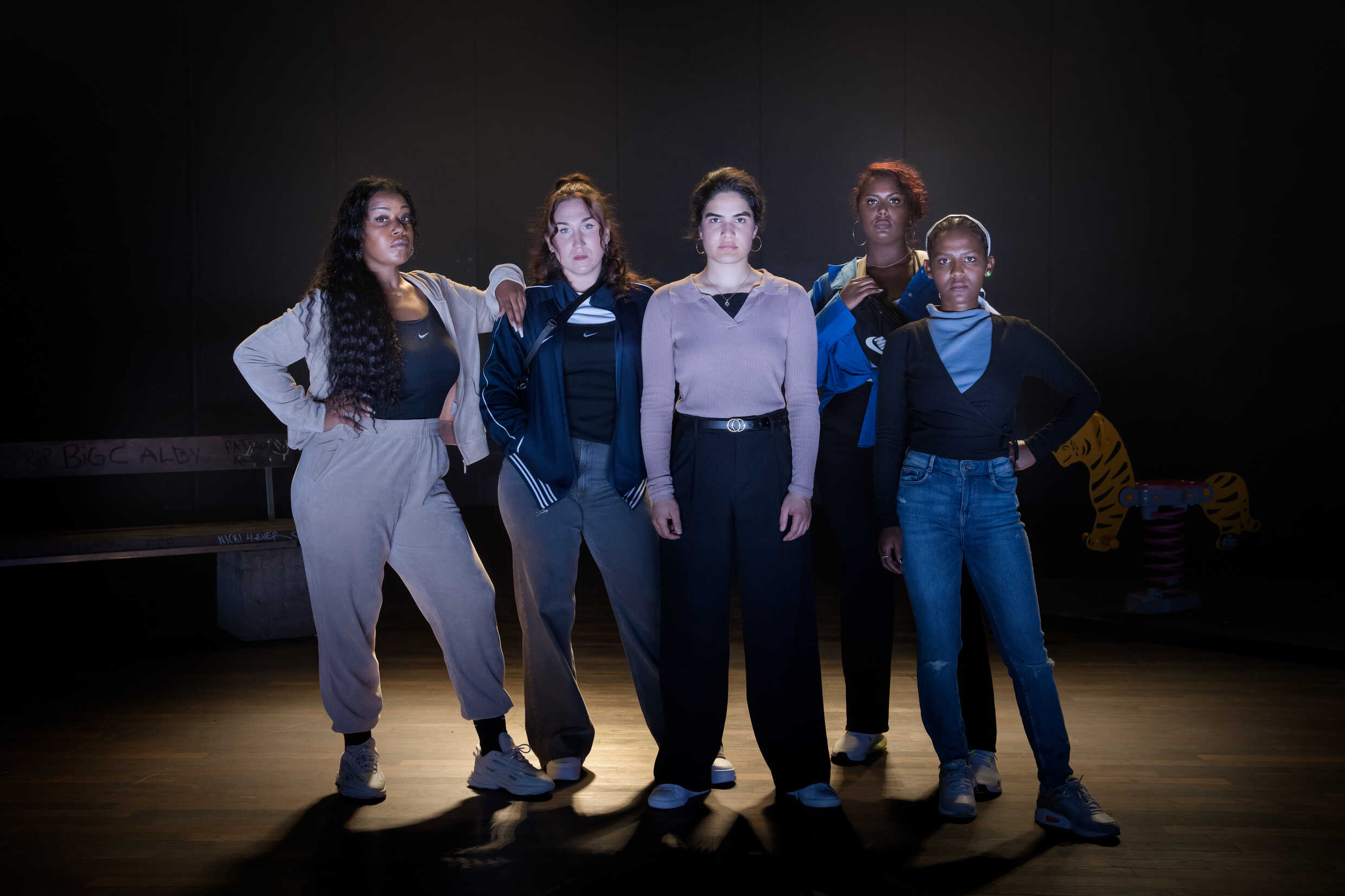 Vendela Idun, Stina Andersson, Beri Gerwise, Segen Tesfai och Willma Idris i Vem som hon. Urpremiär 8 september på Kulturhuset Stadsteatern Skärholmen.