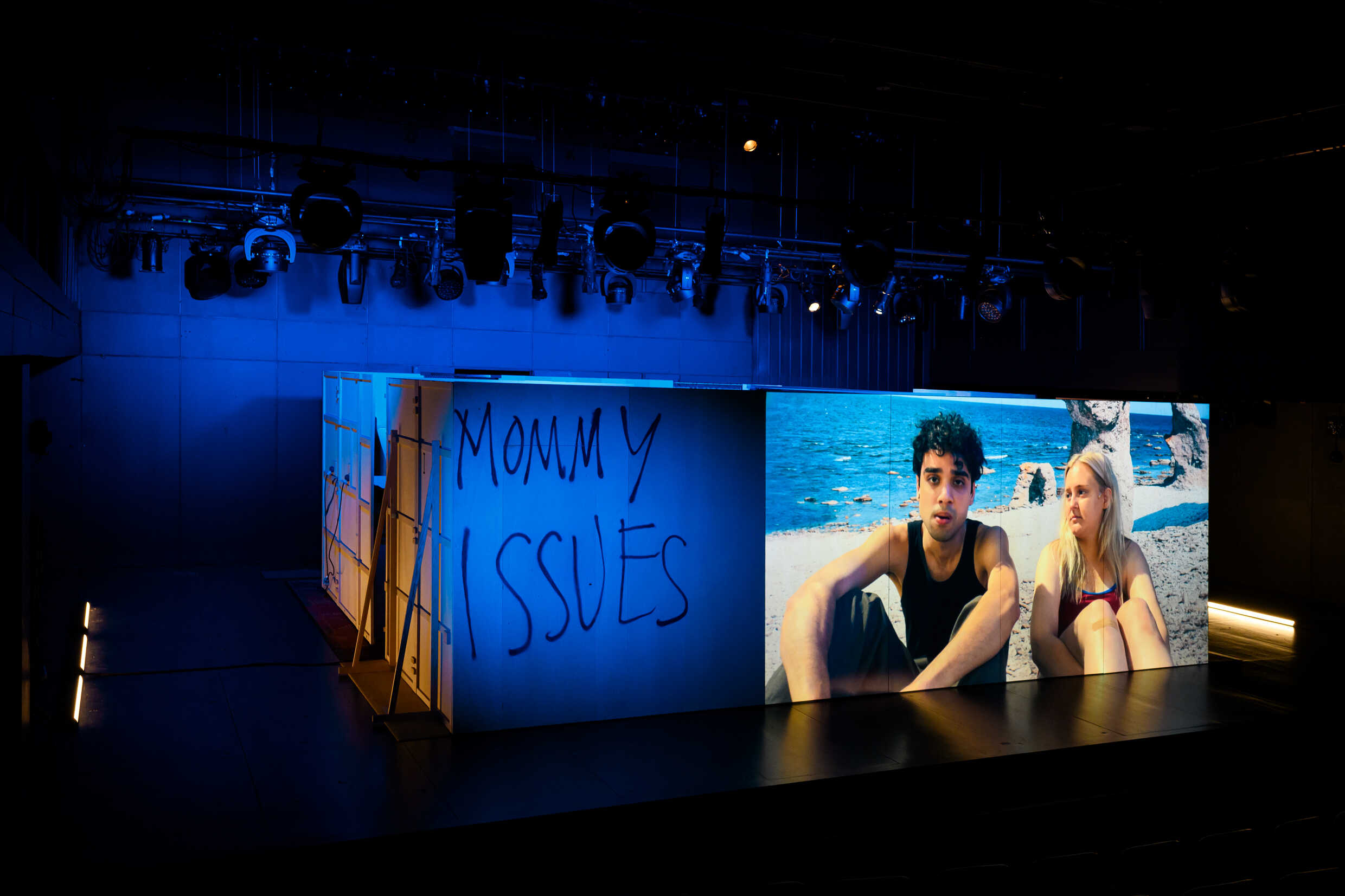 Emil Hedayat och  Julia Lyskova i Mommy Issues.Urpremiär 28 oktober på Lilla scenen, Kulturhuset Stadsteatern.