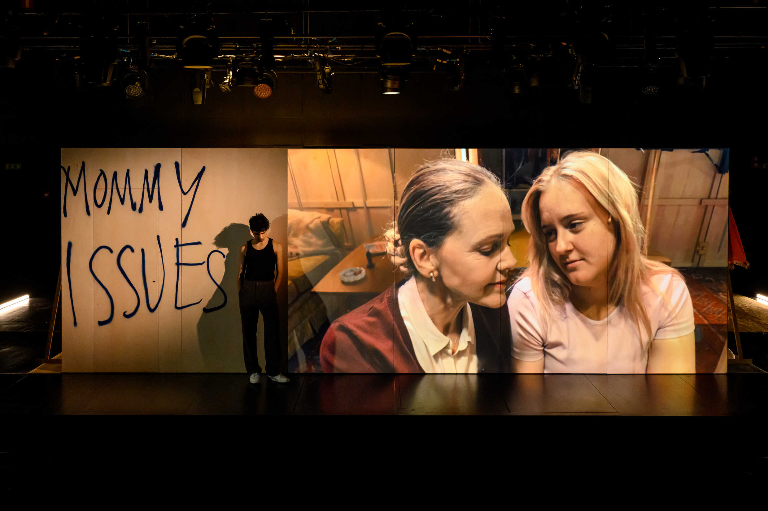 Emil Hedayat, Ann-Sofie Rase och Julia Lyskova i Mommy Issues. Urpremiär 28 oktober på Lilla scenen, Kulturhuset Stadsteatern.