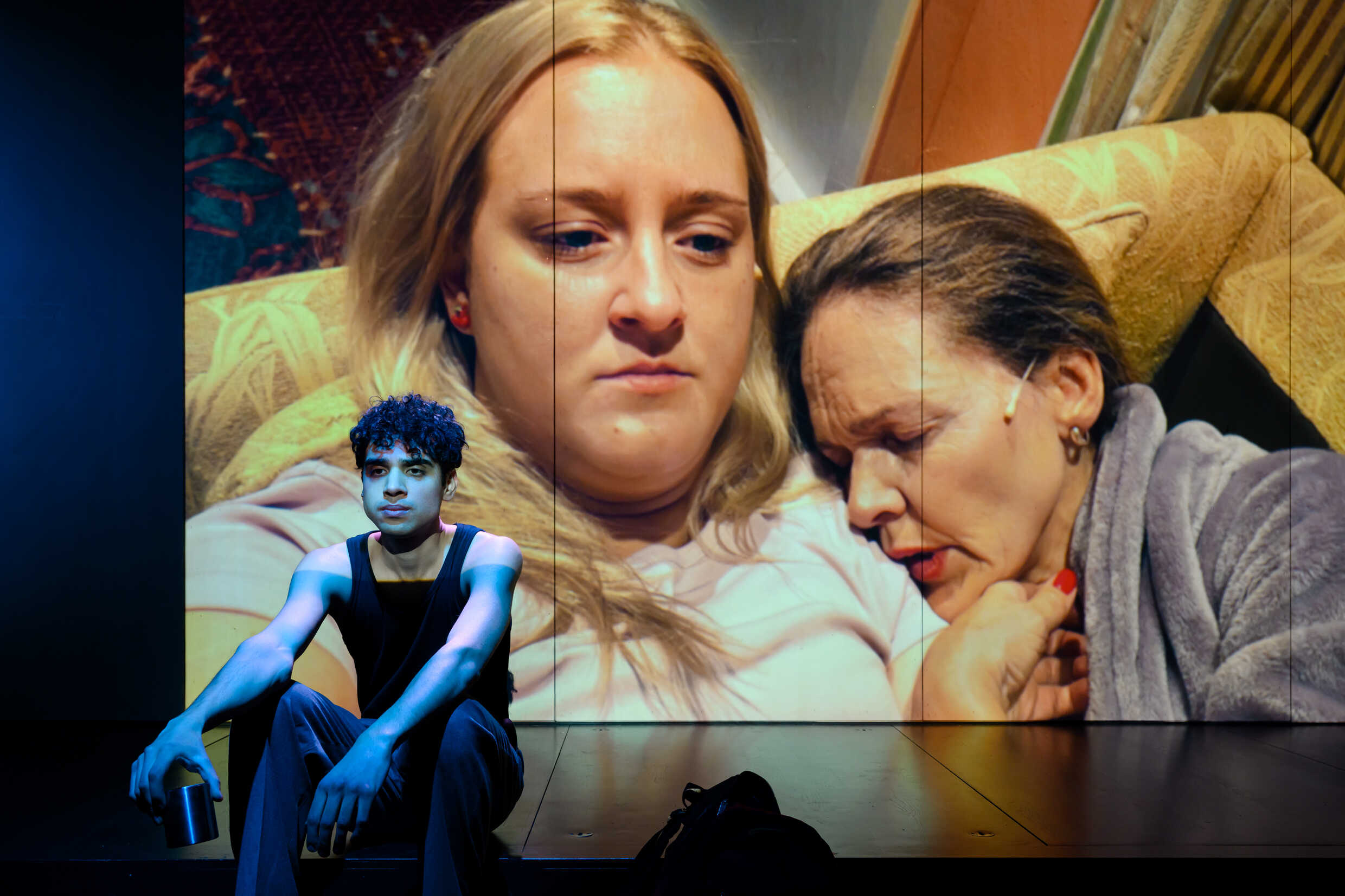 Emil Hedayat, Julia Lyskova och Ann-Sofie Rase i Mommy Issues. Urpremiär 28 oktober på Lilla scenen, Kulturhuset Stadsteatern.