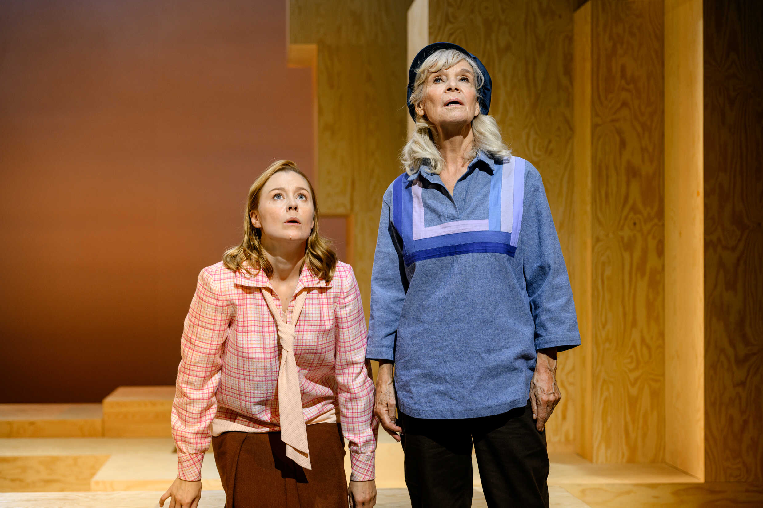 Matilda Ragnerstam och Mia Benson  i Bara Astrid, urpremiär 26 november på Klarascenen, Kulturhuset Stadsteatern.