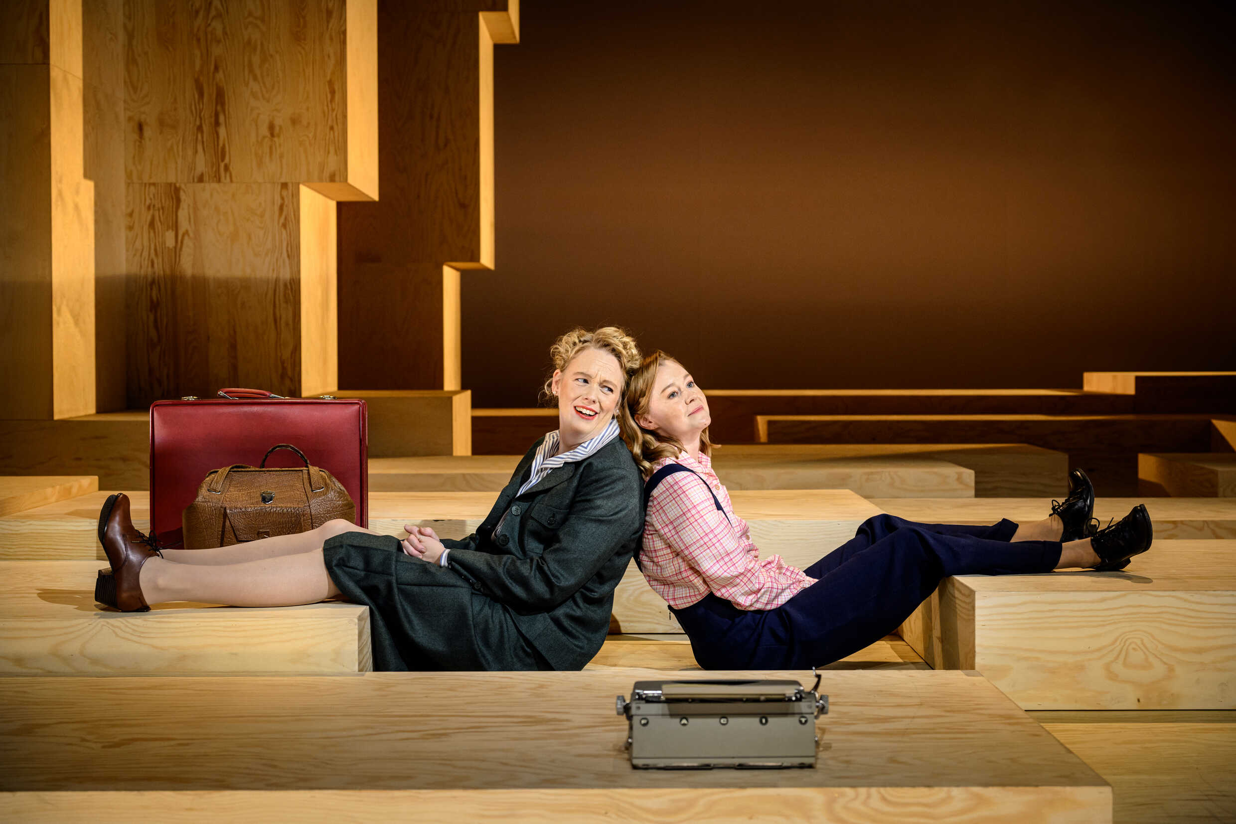 Sandra Huldt och Matilda Ragnerstam  i Bara Astrid, urpremiär 26 november på Klarascenen, Kulturhuset Stadsteatern.