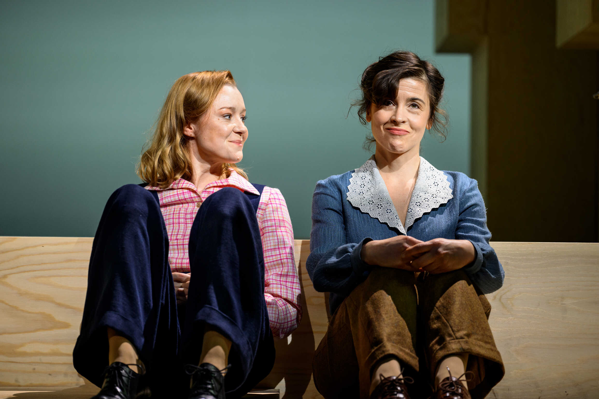 Matilda Ragnerstam och Emma Mehonic i Bara Astrid, urpremiär 26 november på Klarascenen, Kulturhuset Stadsteatern.
