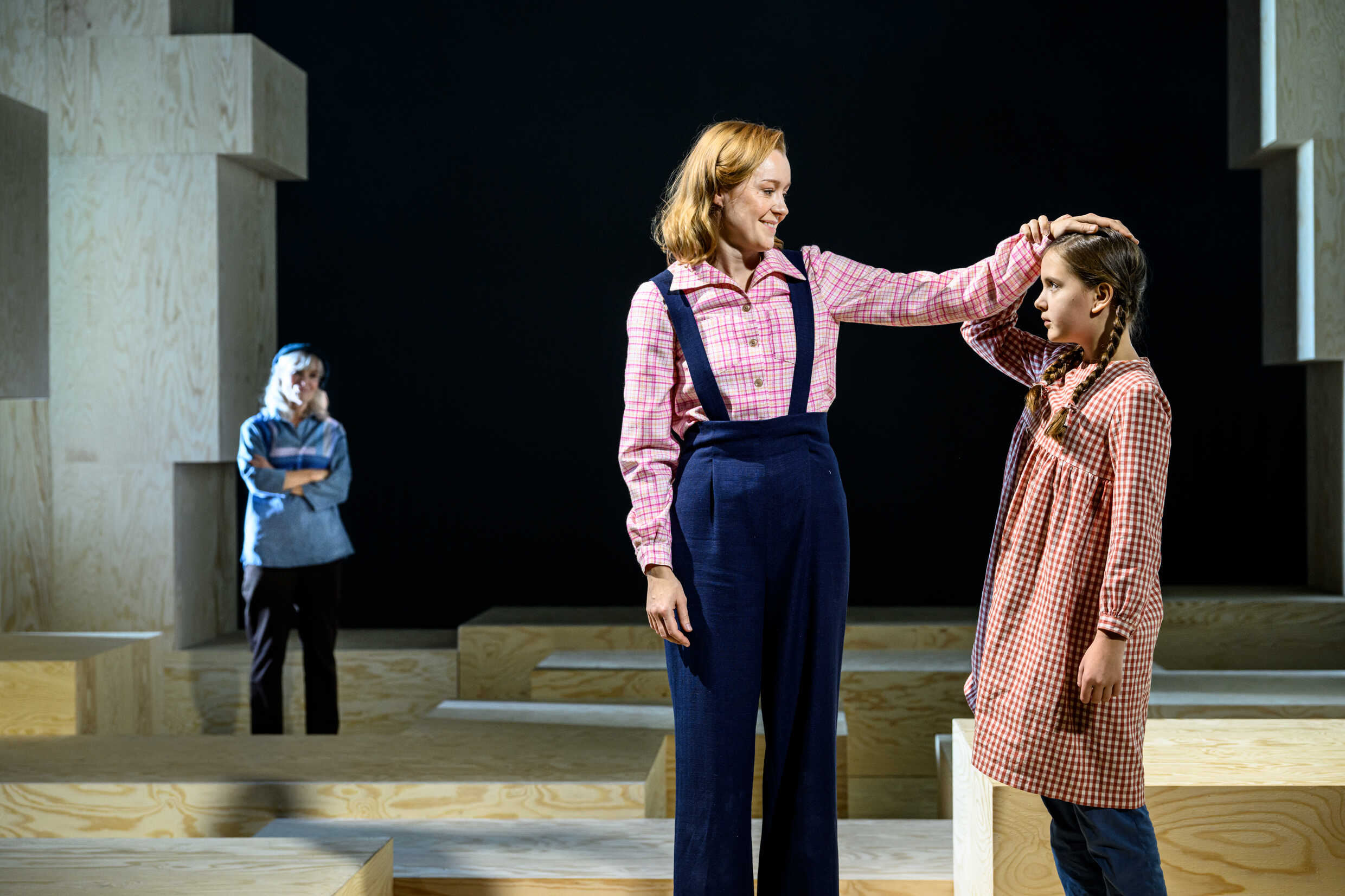 Mia Benson, Matilda Ragnerstam och Tilja Briggert-Tåje  i Bara Astrid, urpremiär 26 november på Klarascenen, Kulturhuset Stadsteatern.