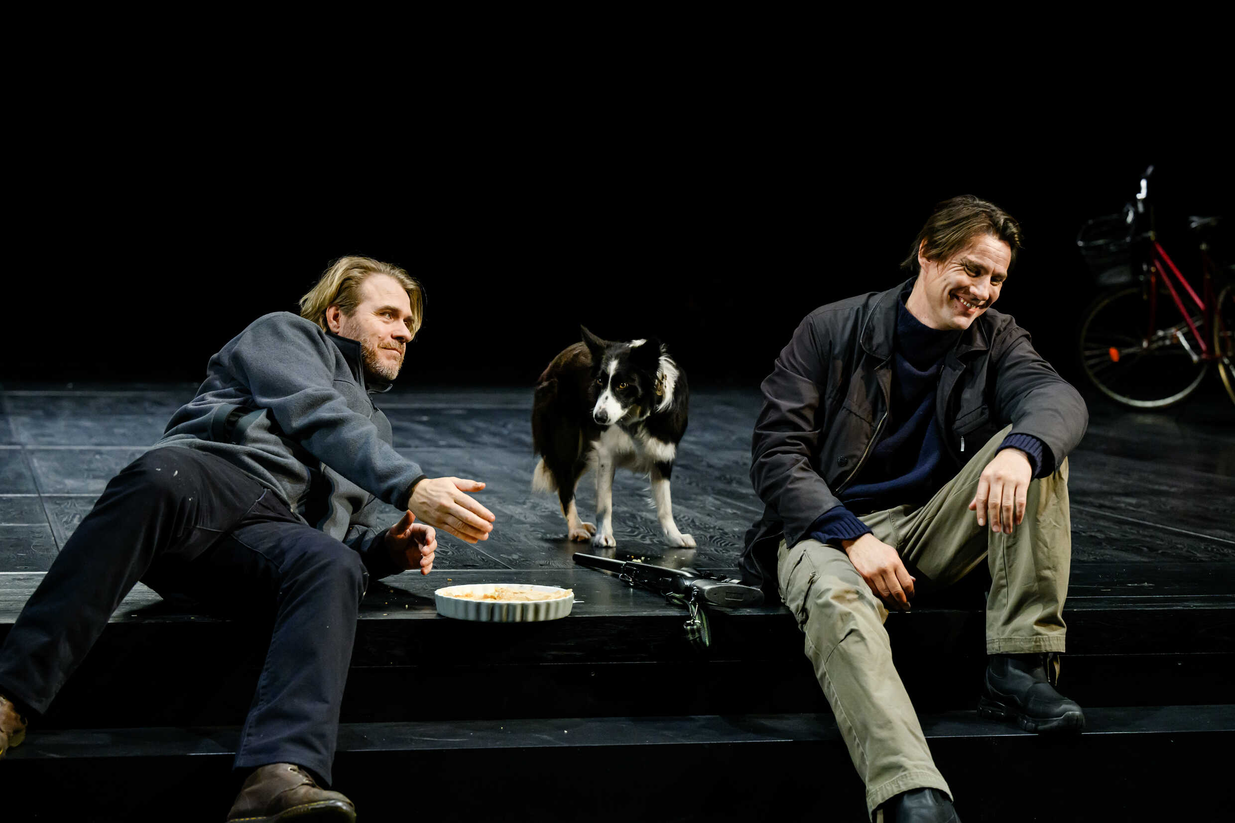 Henrik Norlén, hunden Dansa och Erik Ehn i Jakten. Urpremiär 2 december på Stora scenen, Kulturhuset Stadsteatern.