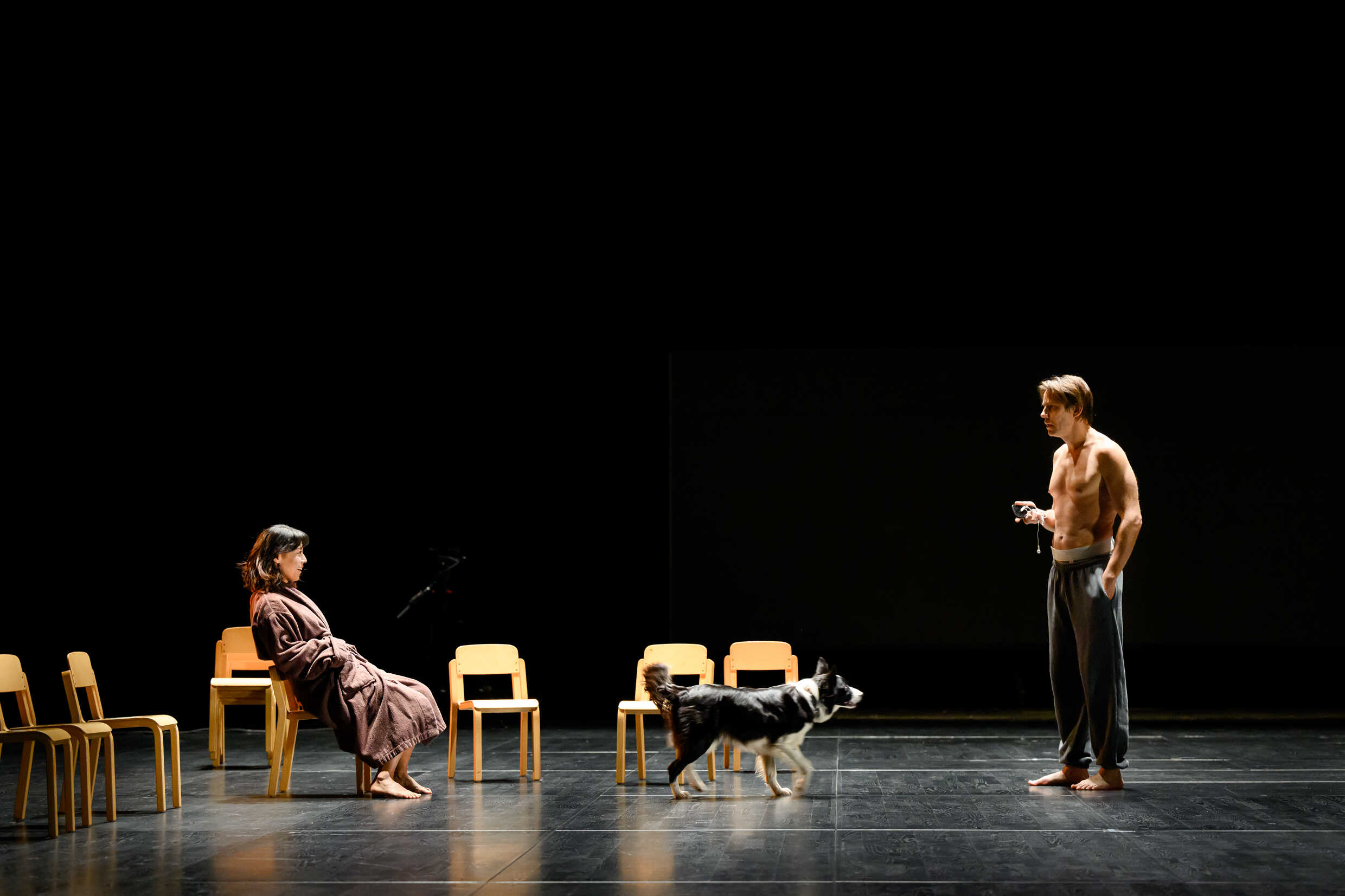 Lisette T Pagler, hunden Dansa och Erik Ehn i Jakten, urpremiär 2 december på Stora scenen, Kulturhuset Stadsteatern.
