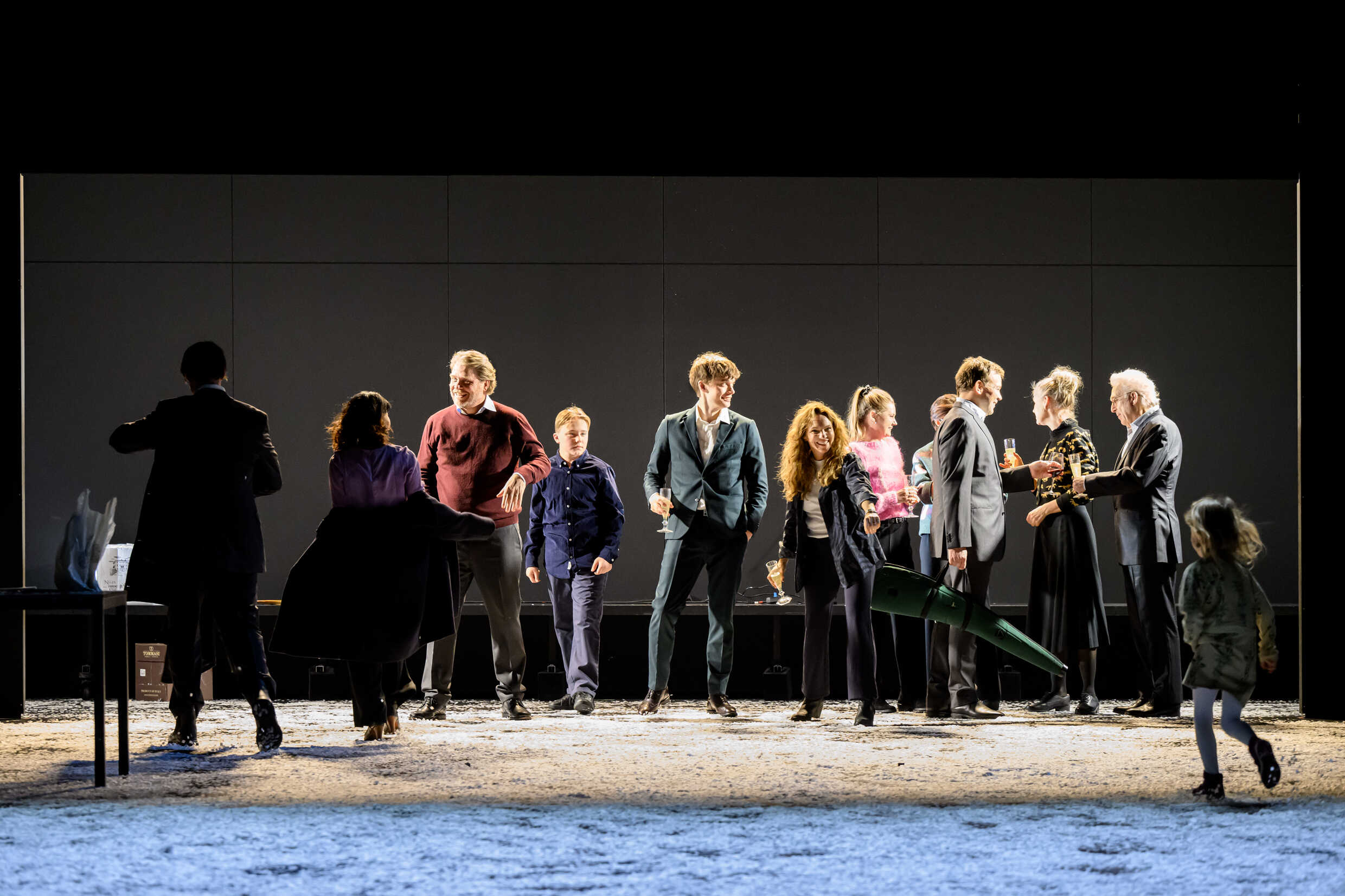 Erik Ehn, Lisette T Pagler, Henrik Norlén, Valentin Nilsson, Björn Mosten, Sofia Ledarp, Natalie Minnevik, Tove Edfeldt, Johannes Kuhnke, Tova Magnusson, Philip Zandén, Lise Wulff i Jakten, urpremiär 2 december på Stora scenen, Kulturhuset Stadsteatern.
