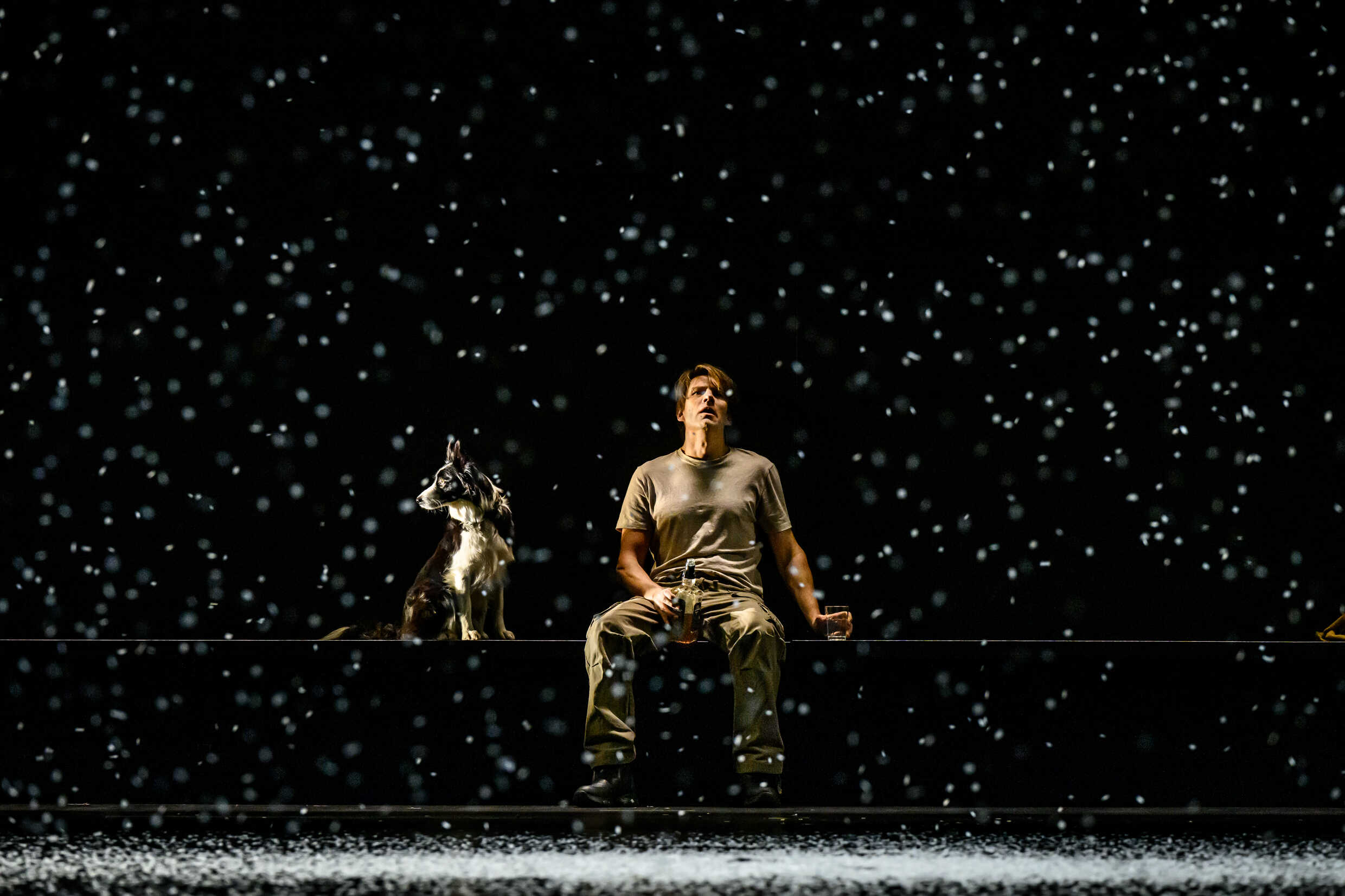 Hunden Dansa och Erik Ehn i Jakten, urpremiär 2 december på Stora scenen, Kulturhuset Stadsteatern.