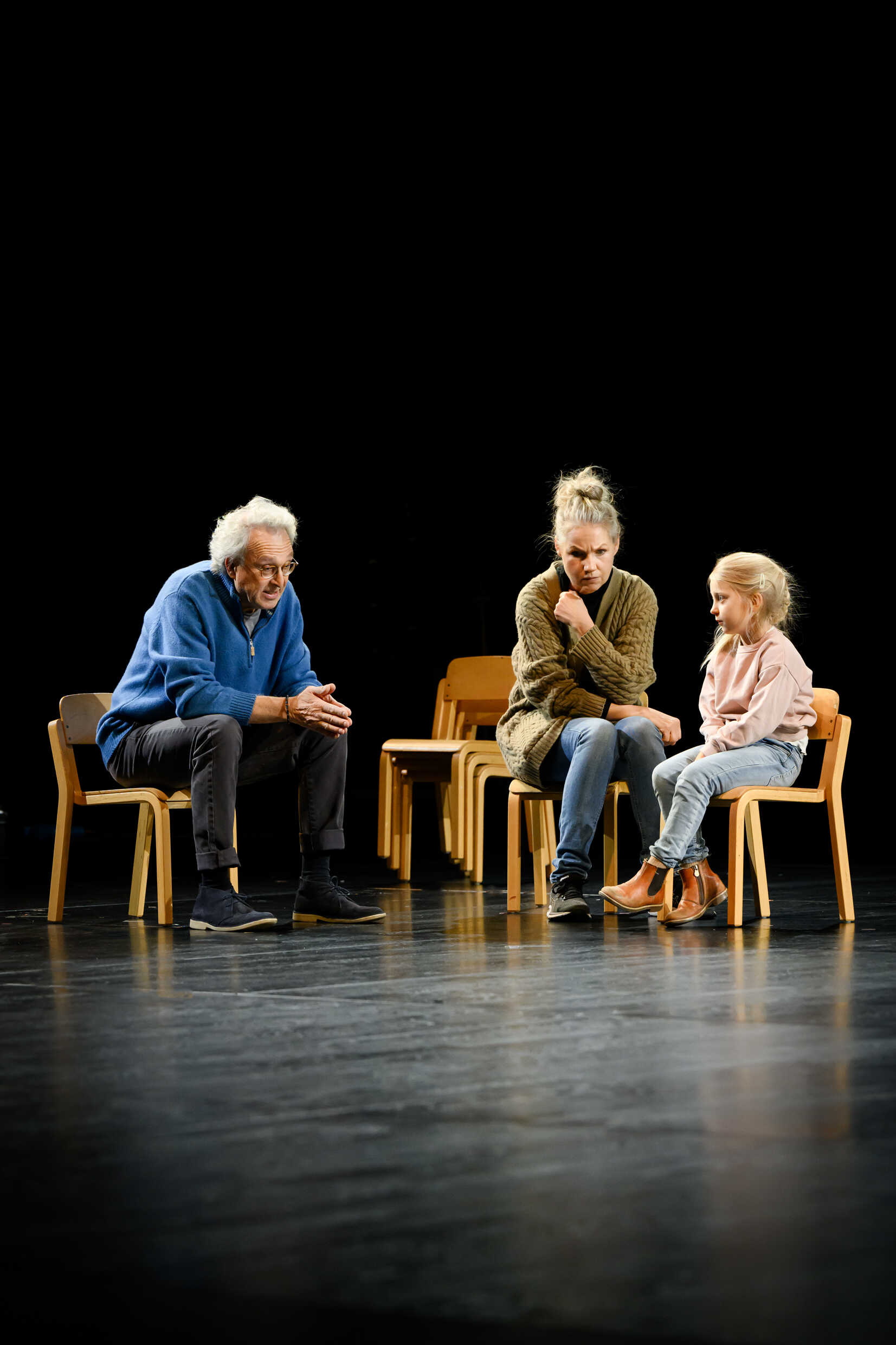 Philip Zandén, Tova Magnusson och Idun Djupsjö i Jakten, urpremiär 2 december på Stora scenen, Kulturhuset Stadsteatern.