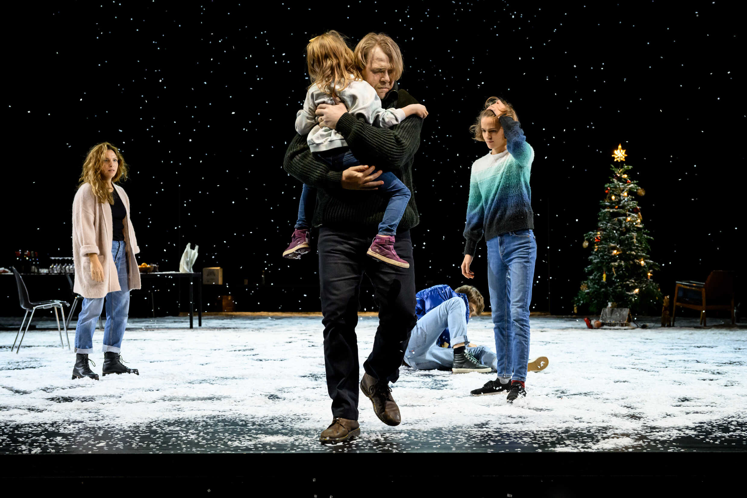 Sofia Ledarp, Lise Wulff, Henrik Norlén, Björn Mosten och Matheo Lindberg Vivien i Jakten, urpremiär 2 december på Stora scenen, Kulturhuset Stadsteatern.