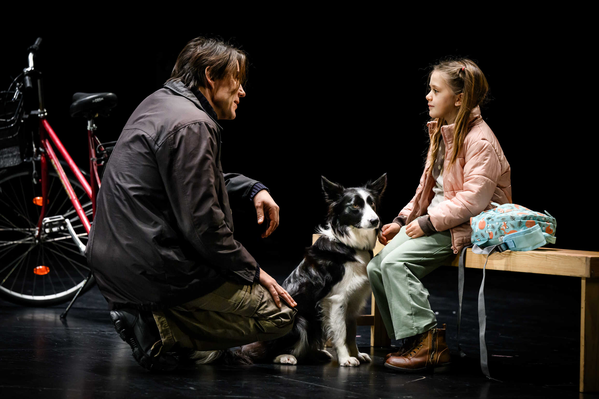 Erik Ehn, hunden Dansa och Estrid Briggert-Tåje  i Jakten, urpremiär 2 december på Stora scenen, Kulturhuset Stadsteatern.