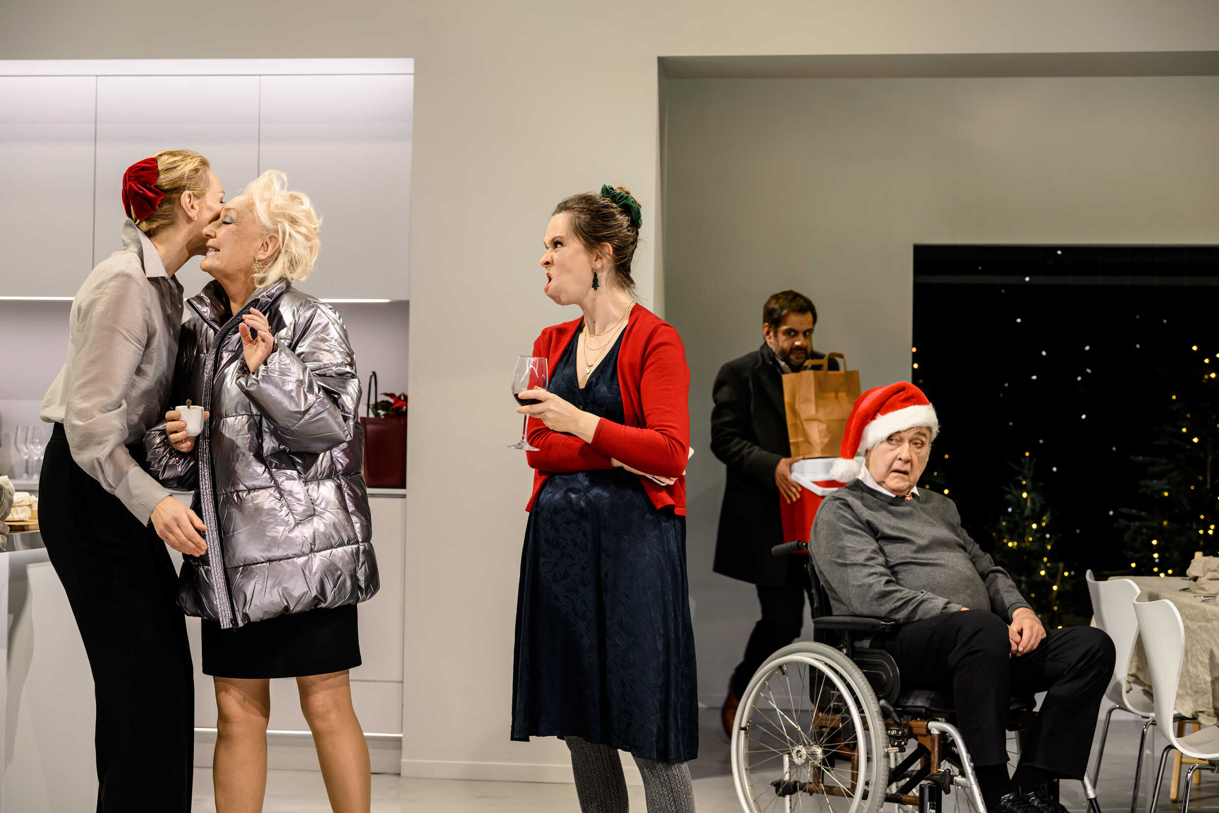 Elisabet Carlsson, Eva Fritjofson, Frida Beckman,  Shebly Niavarani och Hans Wigren i Köket är hemmets hjärta, urpremiär 3 december på Lilla scenen, Kulturhuset Stadsteatern.