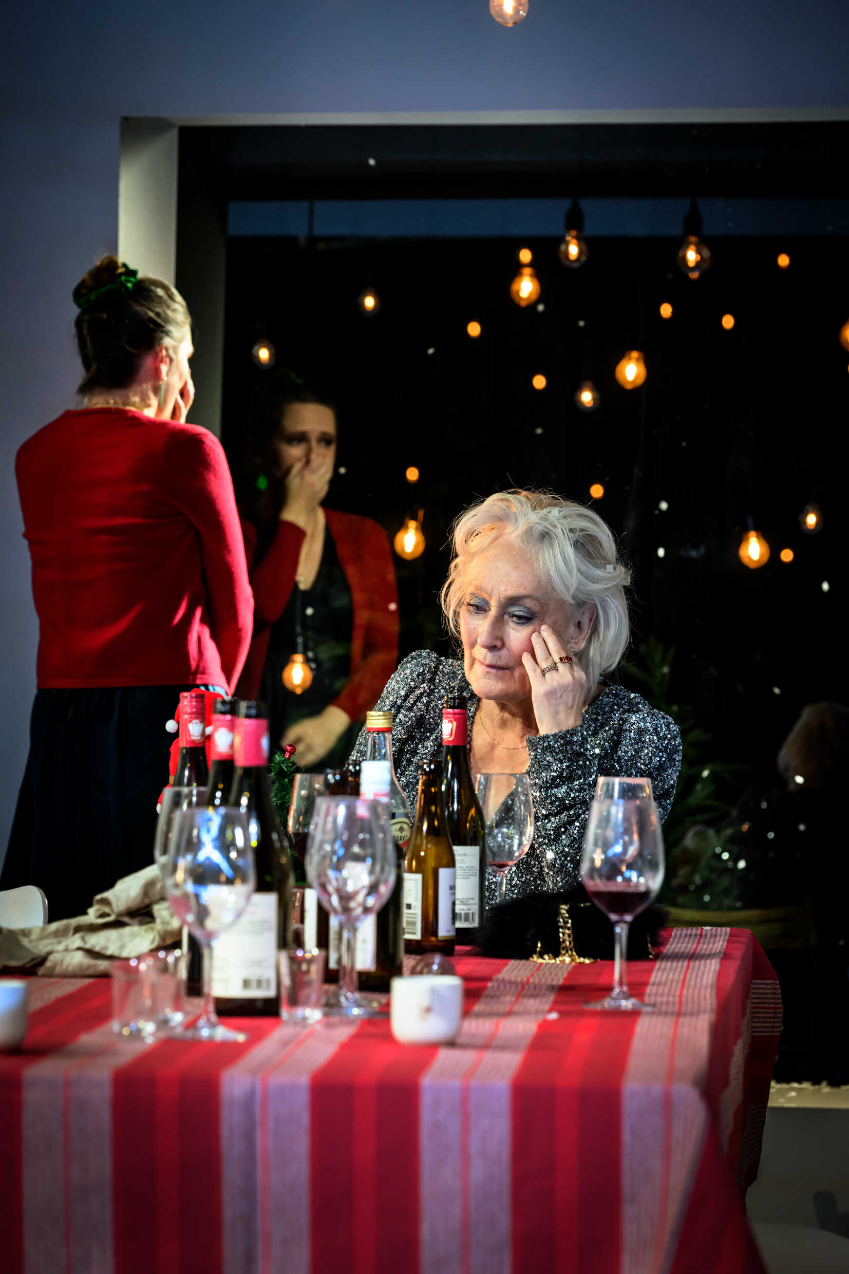 Frida Beckman och Eva Fritjofson i Köket är hemmets hjärta, urpremiär 3 december på Lilla scenen, Kulturhuset Stadsteatern.