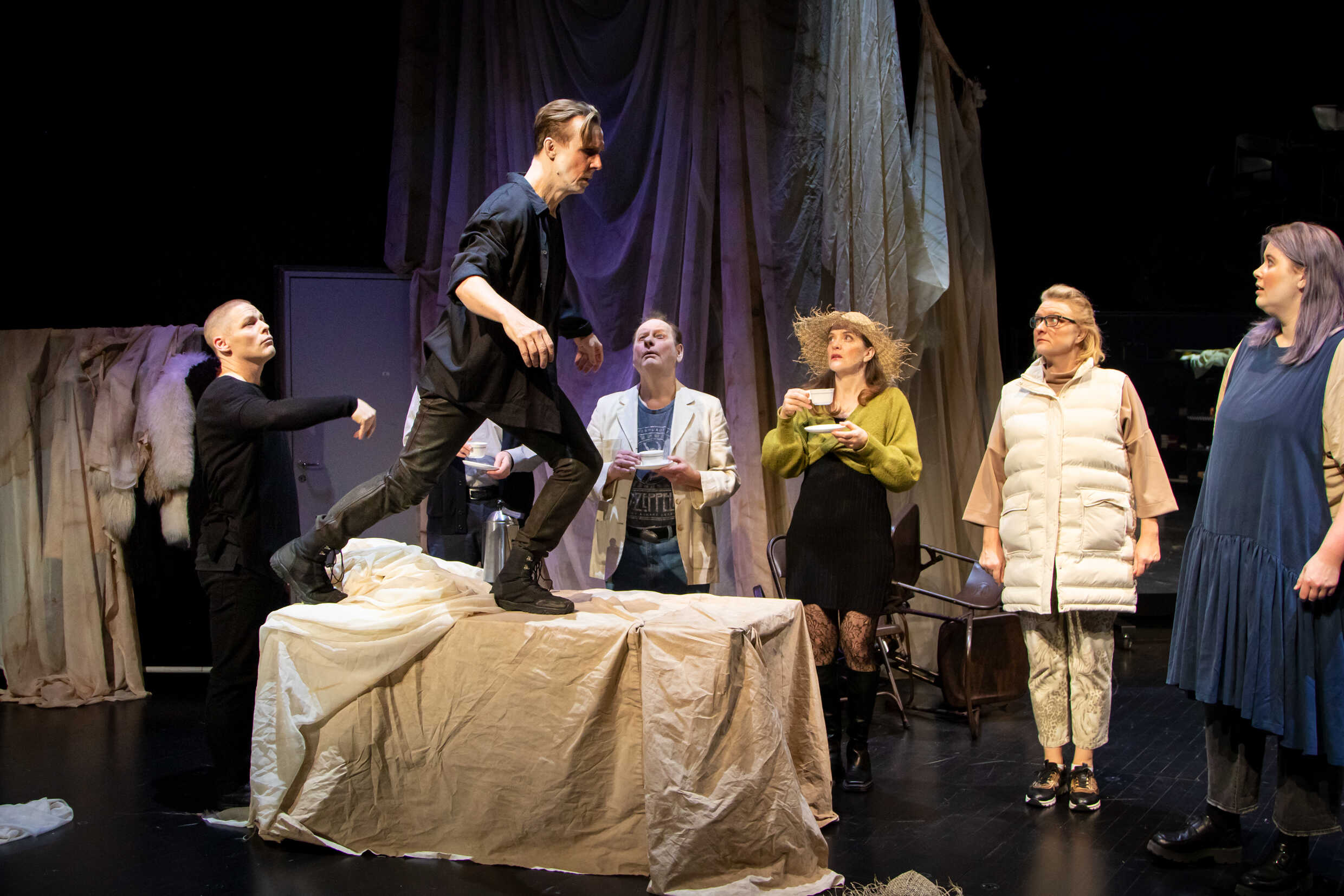 Rasmus Ã–lme, Simon Norrthon, Per Sandberg, Cilla Thorell, Anna Takanen och Thora MÃ¶ller Jensen i Temps mort. UrpremiÃ¤r 16 december pÃ¥ Klarascenen, Kulturhuset Stadsteatern.