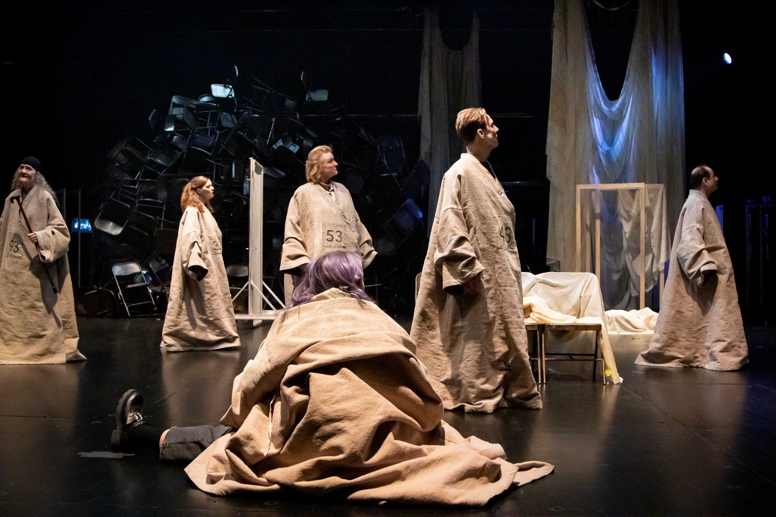 Ann Petrén, Cilla Thorell, Anna Takanen, Simon Norrthon, Per Sandberg och  Thora Möller Jensen (längst fram) i Temps mort. Urpremiär 16 december på Klarascenen, Kulturhuset Stadsteatern.